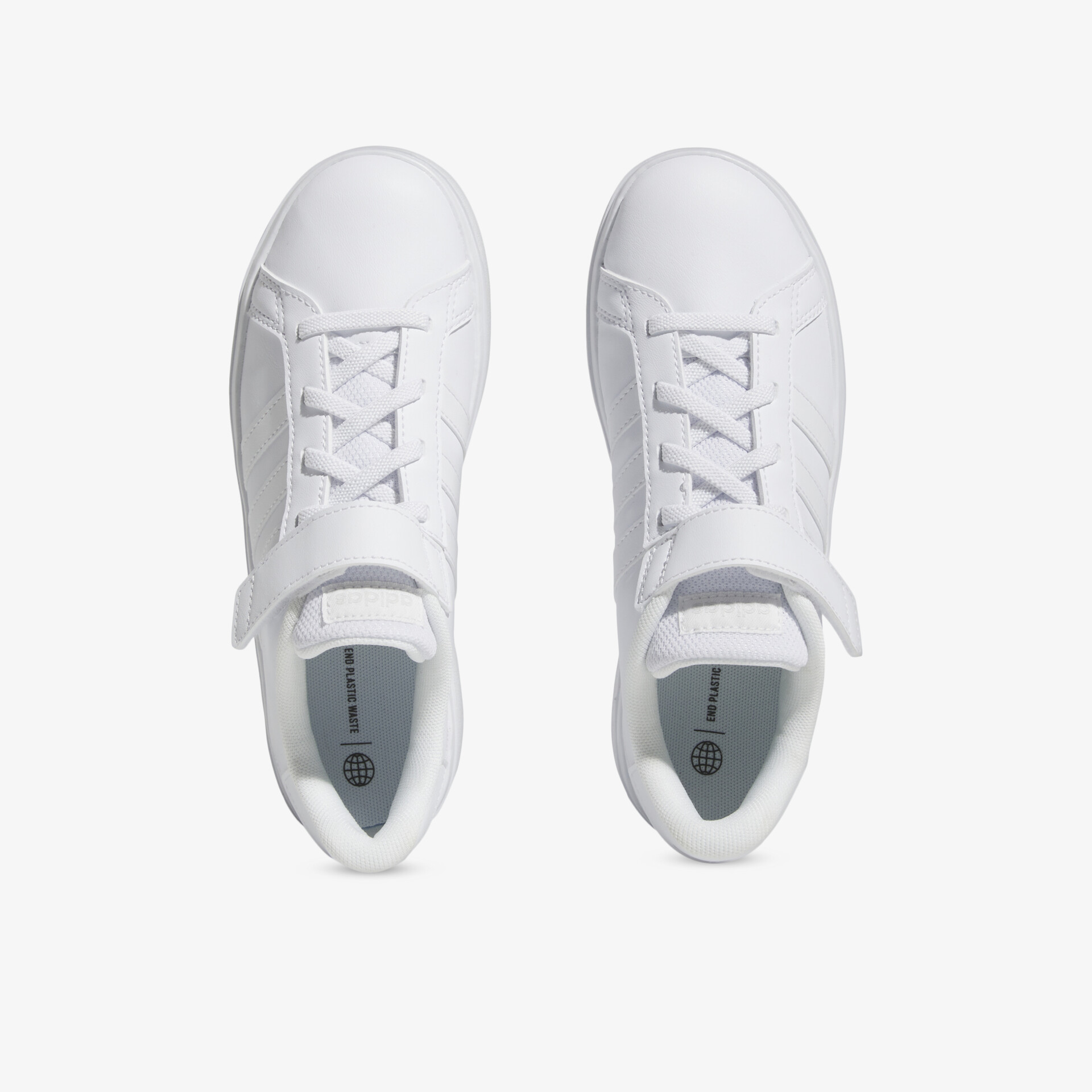 Weiße Sneaker im Paar, Draufsicht, schnürbar, modernes und schlichtes Design für bequemen Tragekomfort