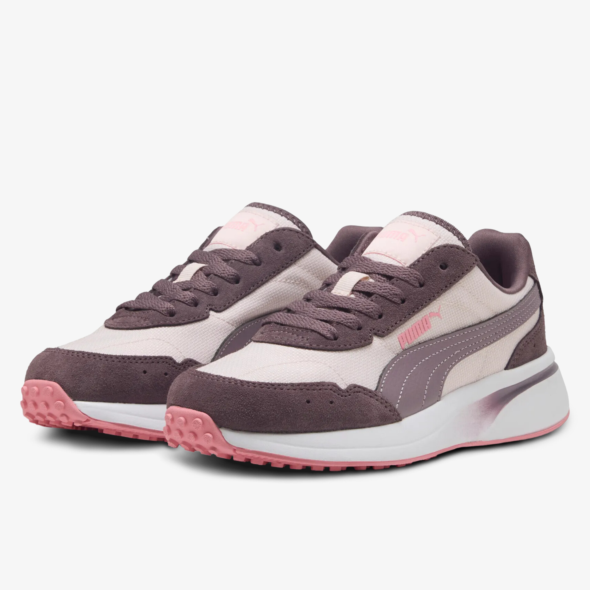 Moderne sportliche Sneaker mit bequemer Passform und flexibler, leichter Laufsohle in stilvoller Farbkombination