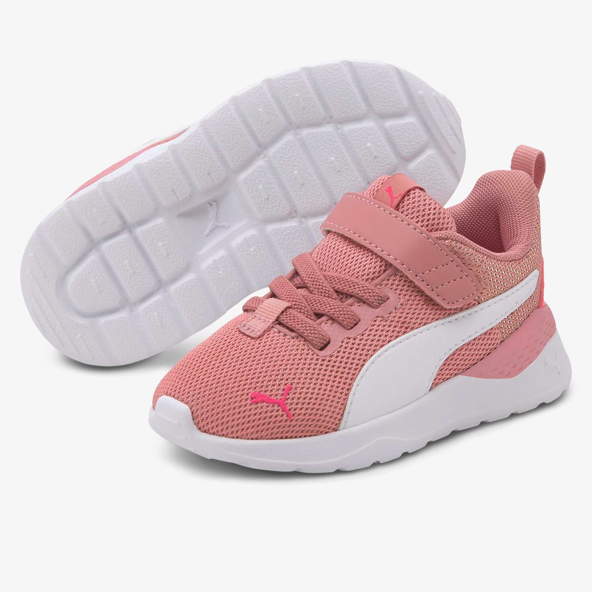 Leichter Kinderschuh mit atmungsaktivem Mesh, bequemem Sitz und rutschfester Sohle mit praktischem Klettverschluss