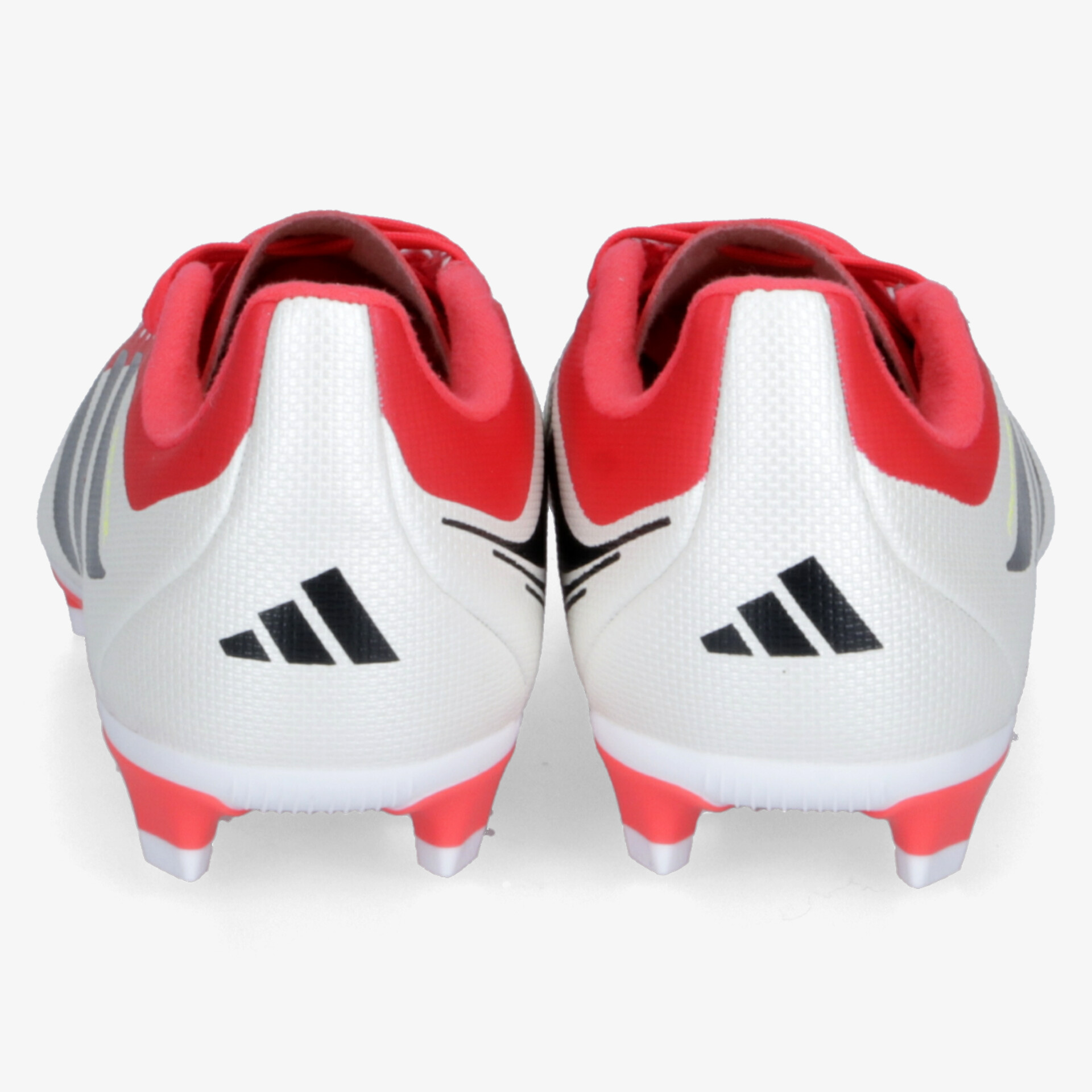 Rückansicht rote und weiße Sportschuhe mit stabiler Fersenkappe und markanten Nocken für sicheren Halt