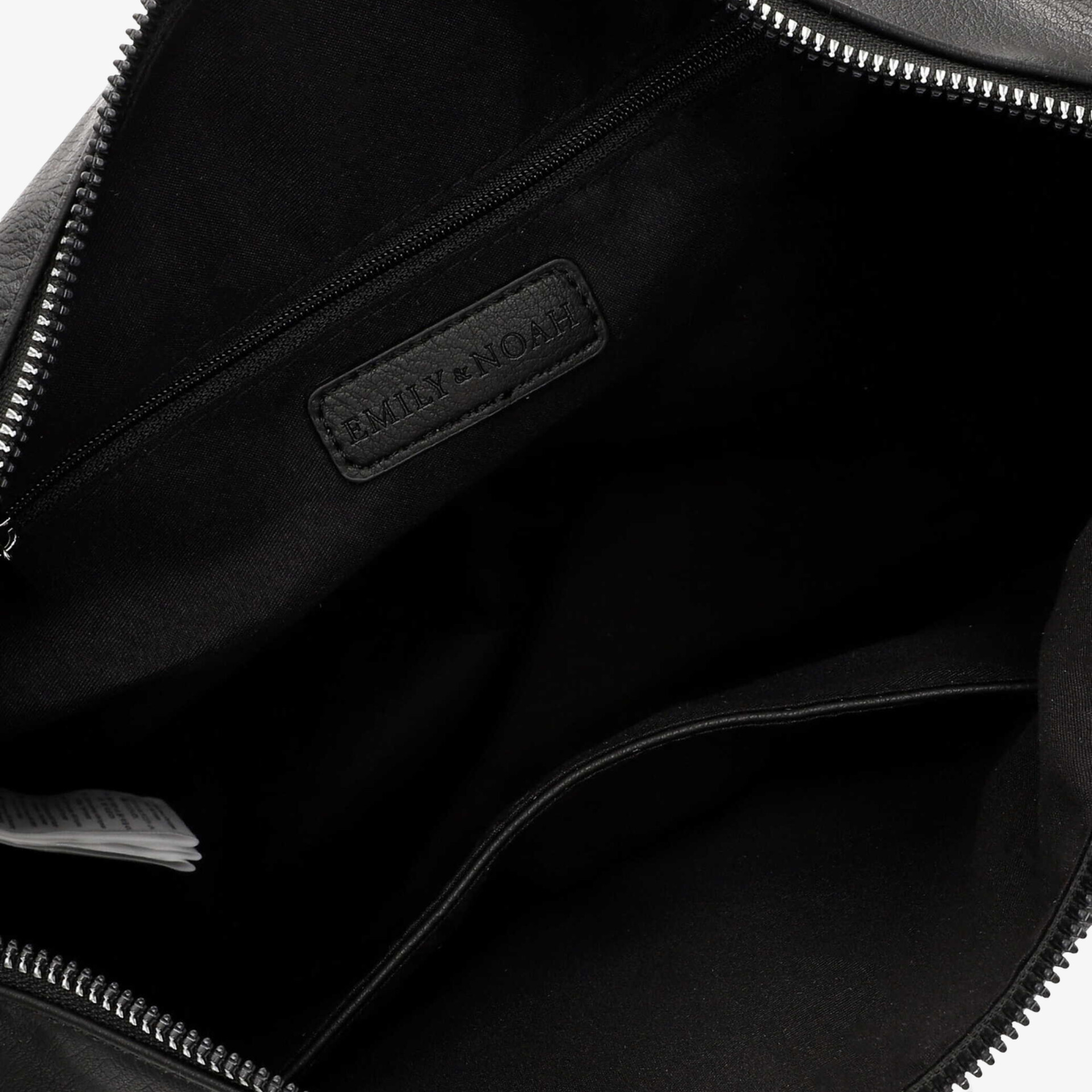 Geräumiger Innenraum mit hochwertigem Innenfutter und robustem Material für langlebige Nutzung