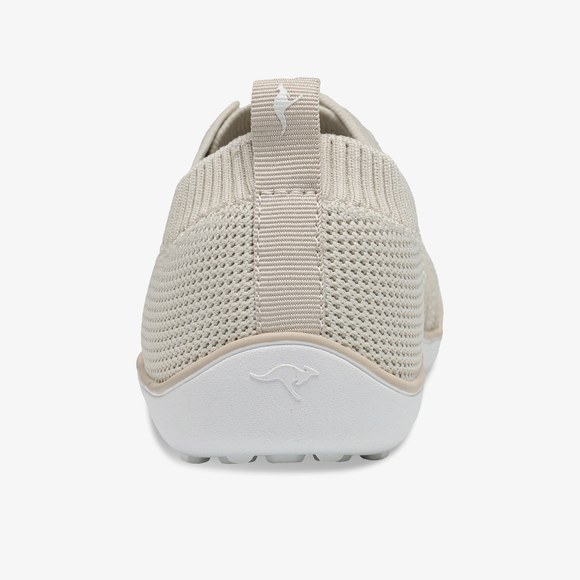 Beiger Sneaker mit atmungsaktivem Mesh, elastischem Schaft und rutschfester Sohle in sportlicher Rückansicht