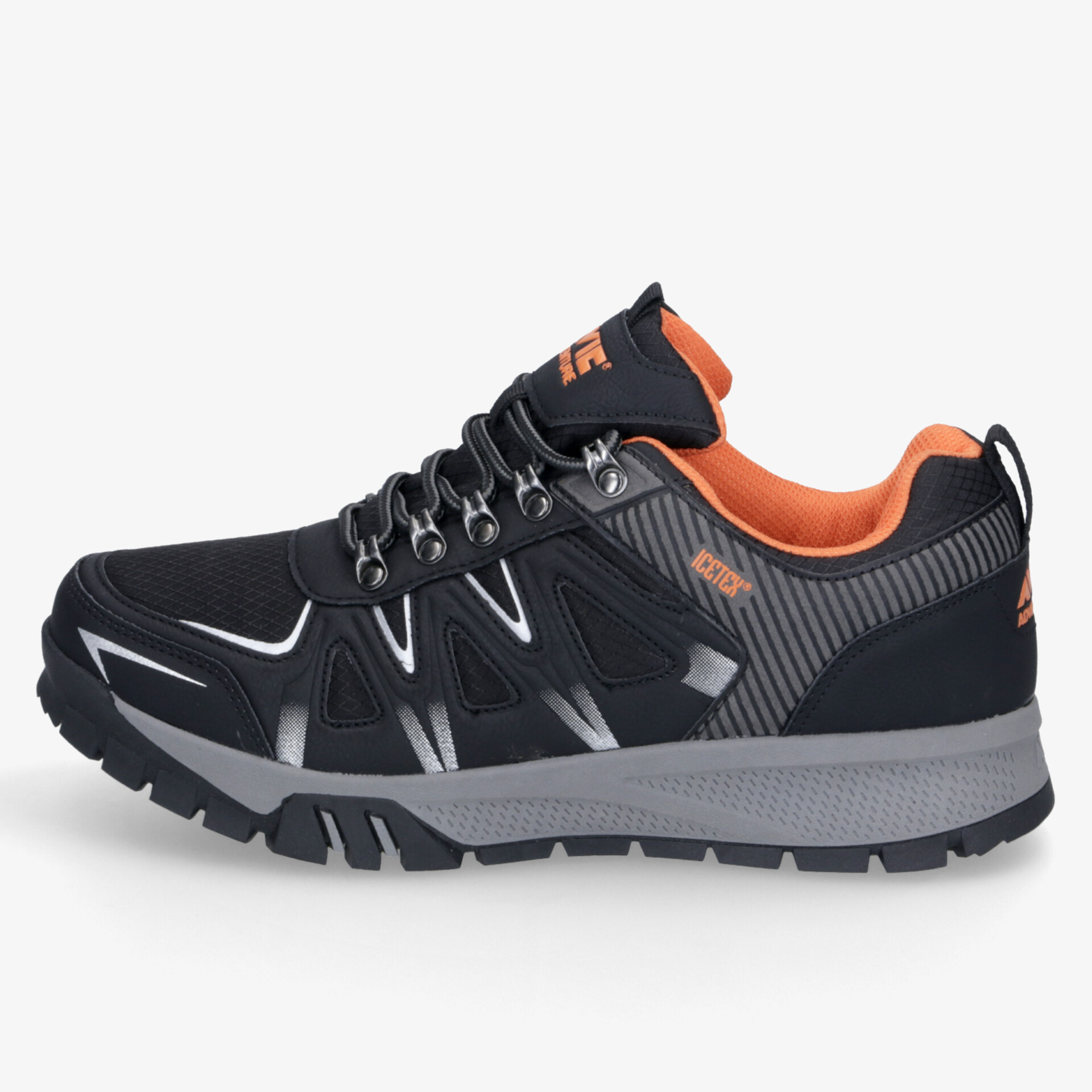Sportlicher schwarzer Sneaker mit orangefarbenem Innenfutter, robuster Sohle und bequemer Passform seitlich sichtbar