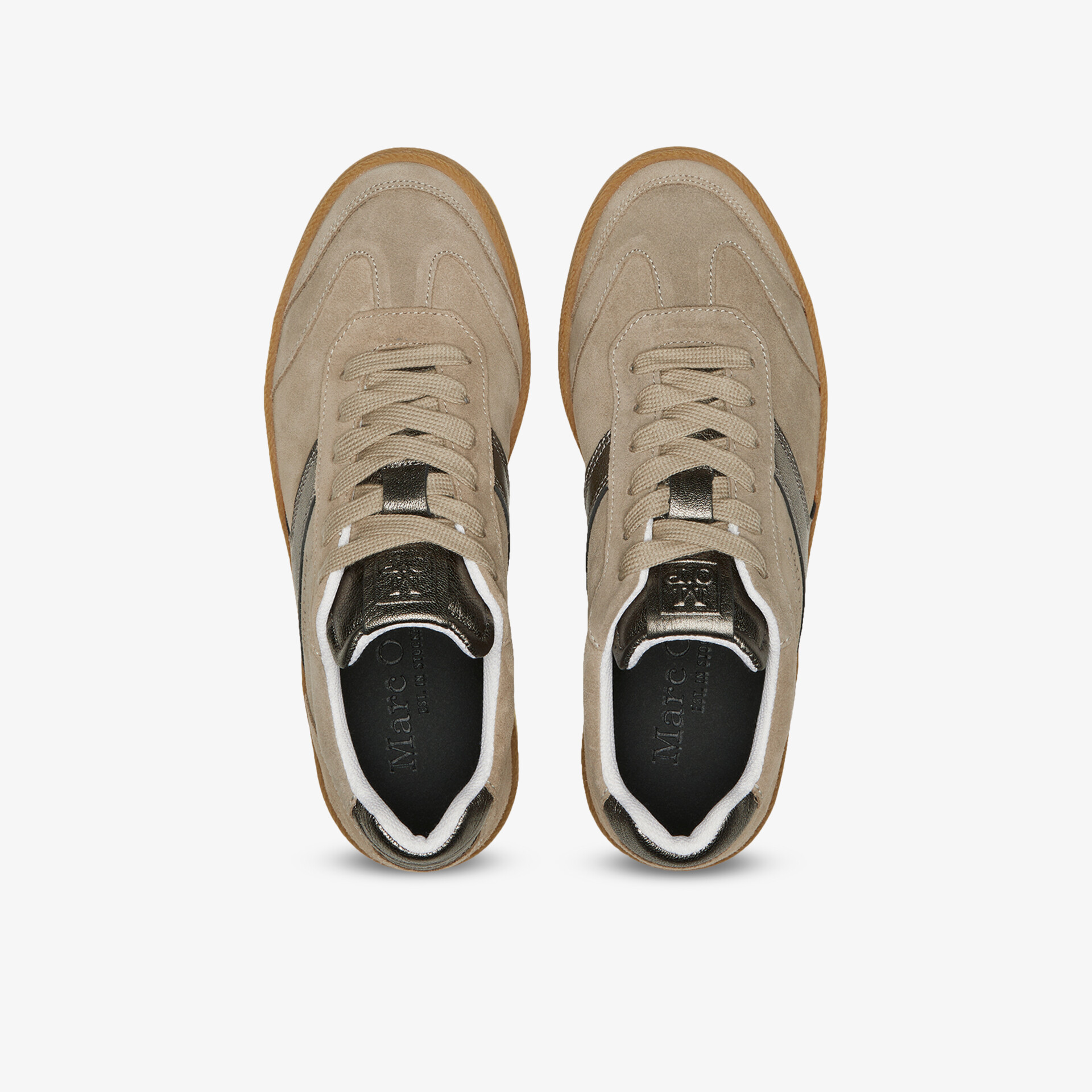 Bequeme, langlebige Sportschuhe mit atmungsaktivem Material und rutschfester Sohle in Top-Down-Ansicht