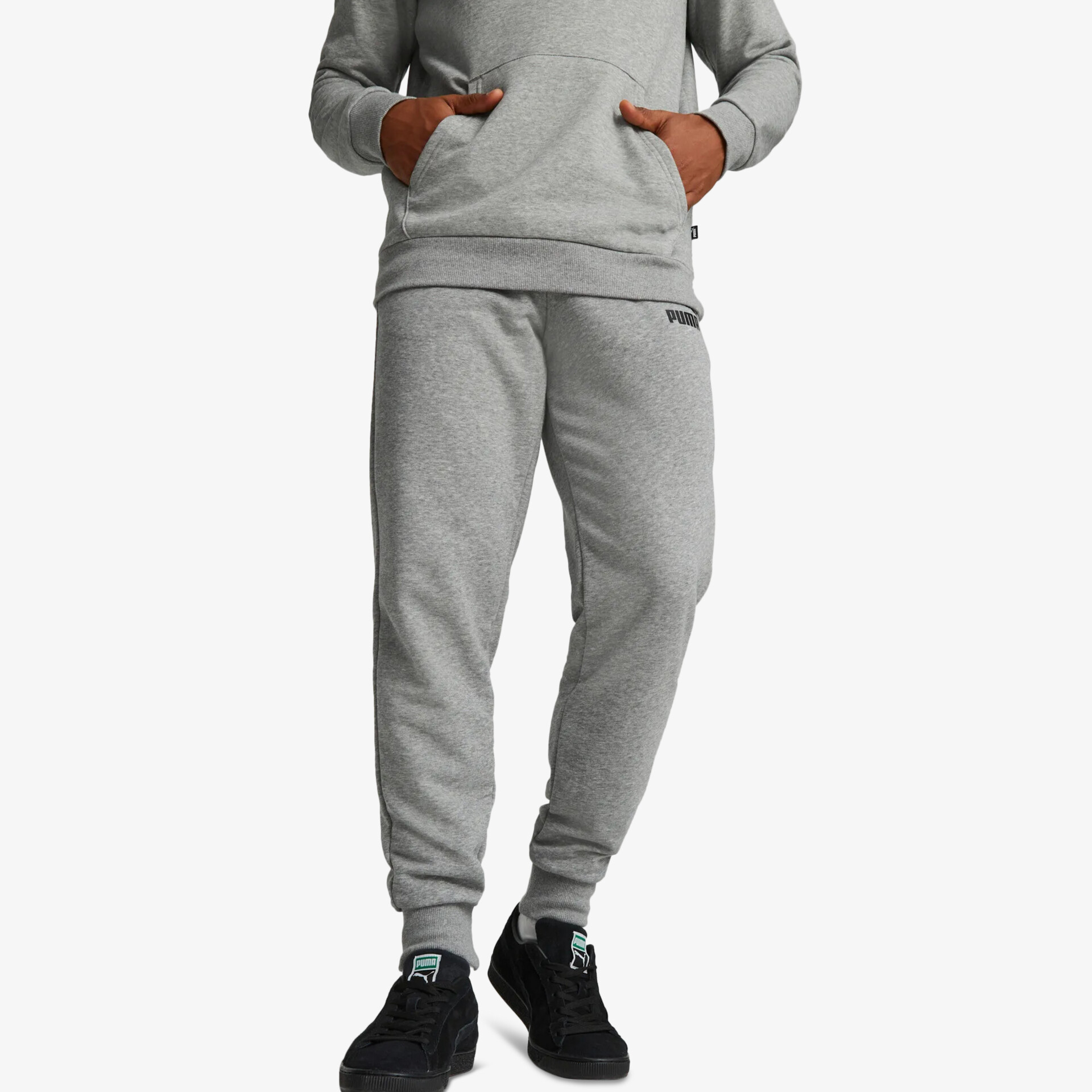 Graue sportliche Jogginghose mit elastischem Bund, Seitentaschen und bequemem Schnitt in frontalem Blickwinkel getragen