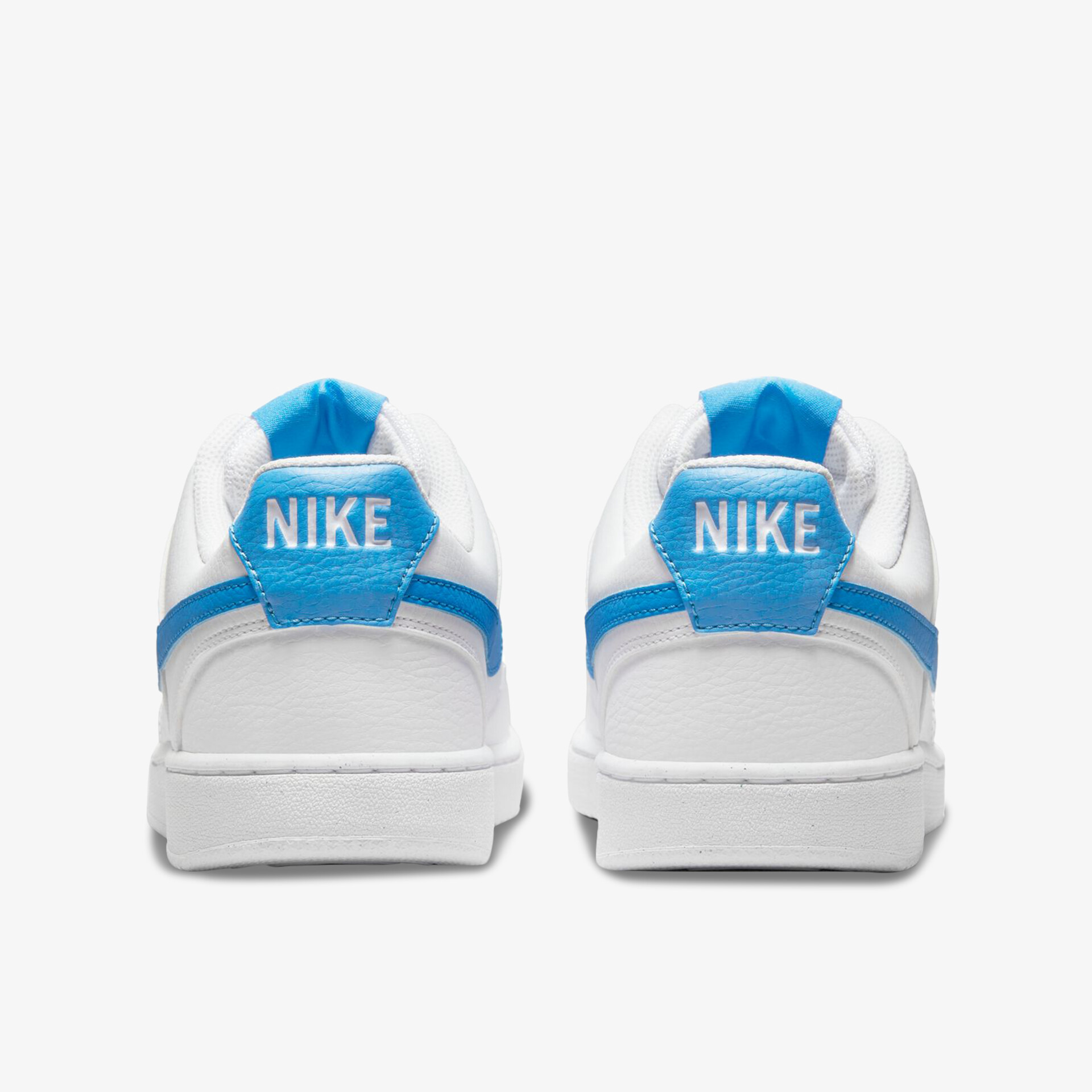 Rückansicht moderner weißer Nike Sneaker mit blauen Details, ideal für vielseitige, stilvolle Looks.