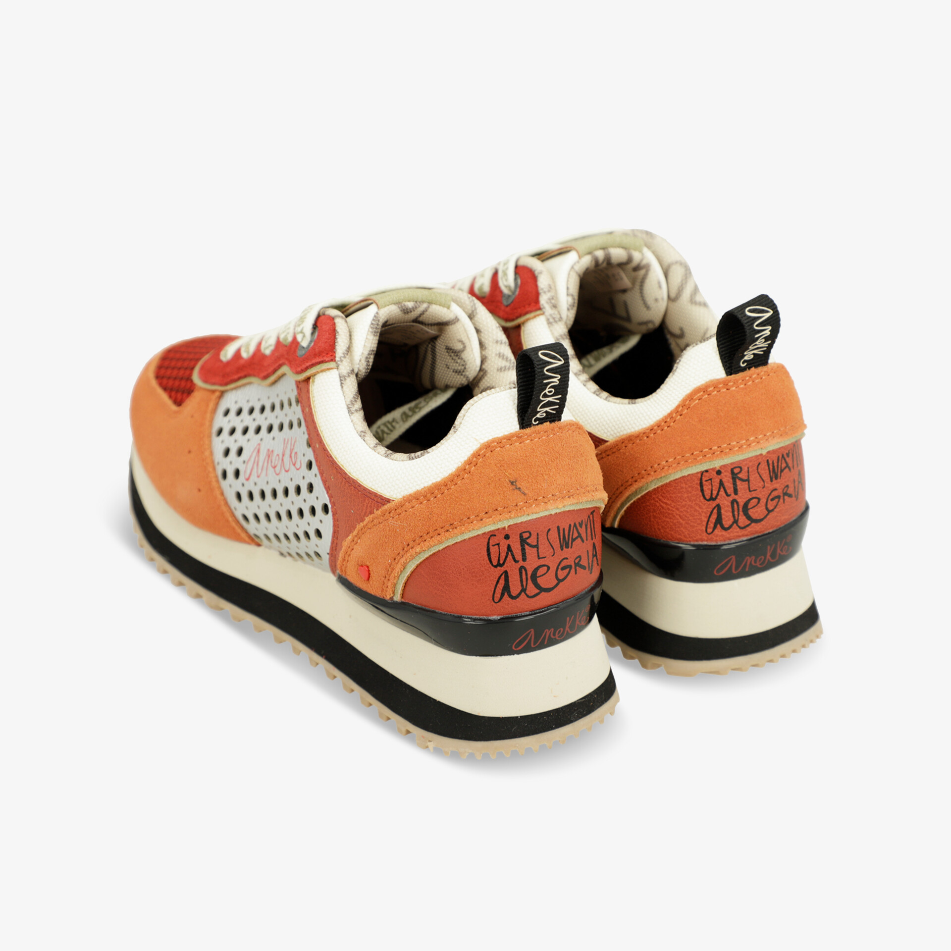 Leichte und bequeme sportliche Sneaker mit federnder Sohle und modernem orange-weißem Design, seitlich und hinten sichtbar