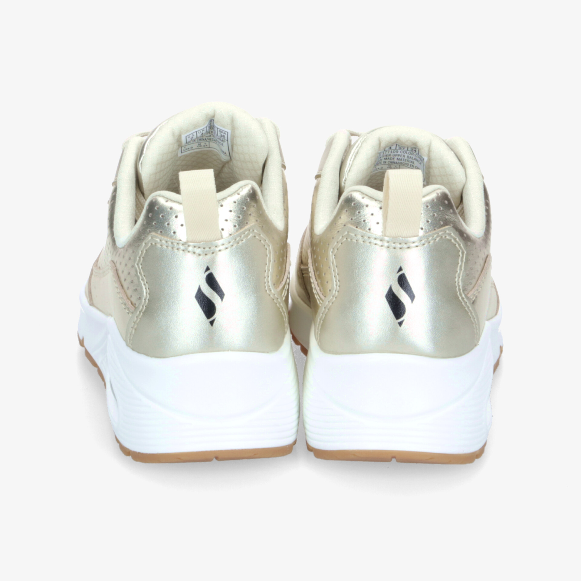 Rückansicht von beigen Sportschuhen mit weißer Sohle, gepolstertem Kragen und robustem Design