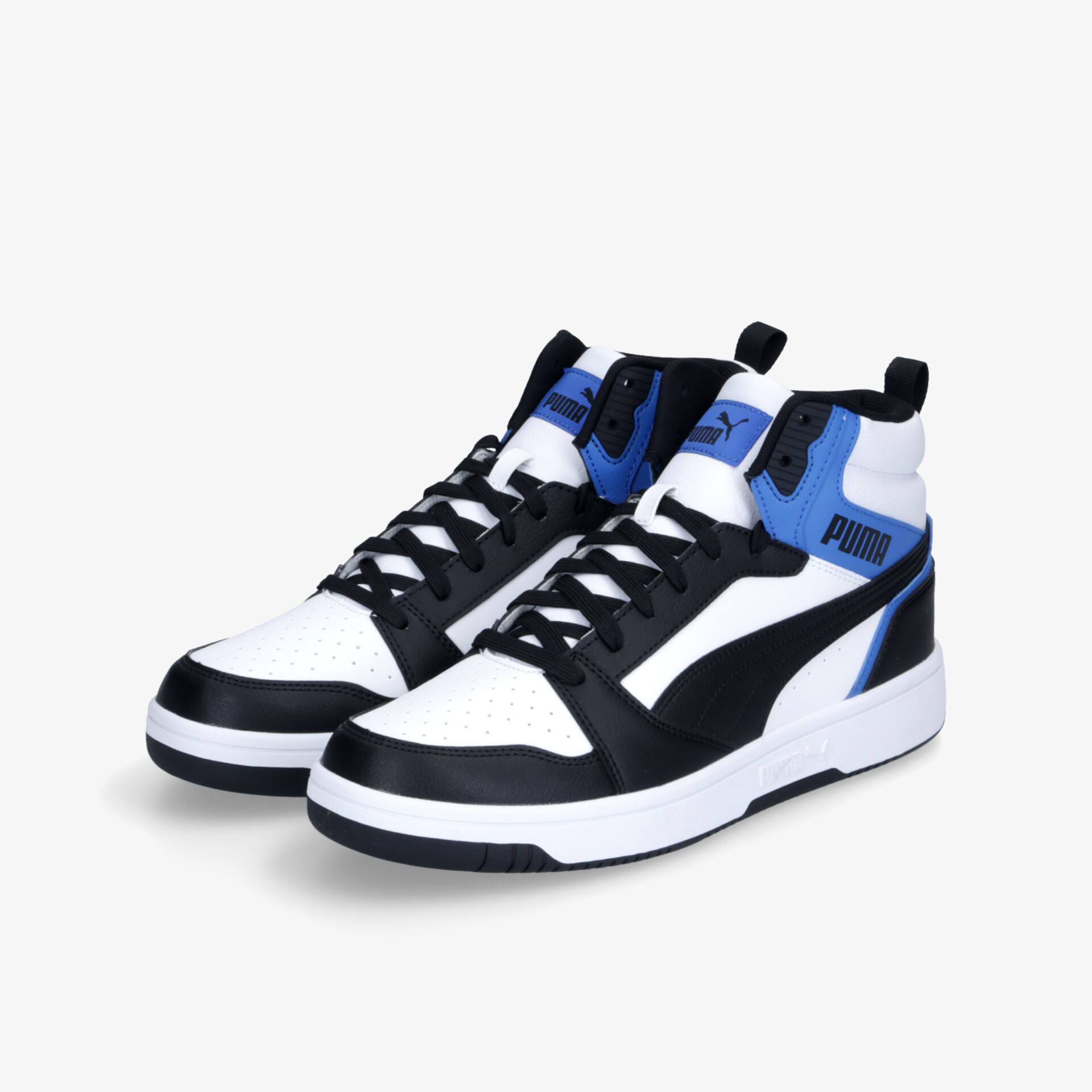 Sportlicher, hochgeschnittener Sneaker in Schwarz, Weiß und Blau mit stabiler Sohle und bequemer Schnürung