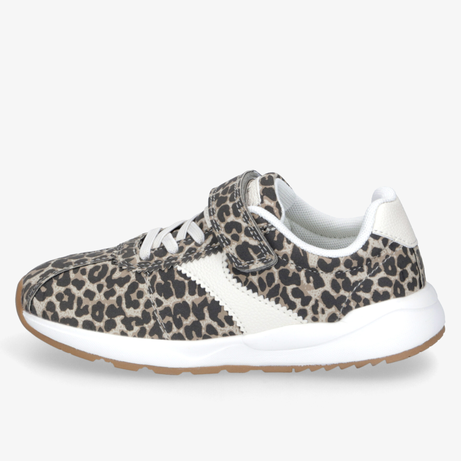 Seitliche Ansicht eines sportlichen Sneakers mit Leopardenmuster, weißem Akzent und rutschfester Sohle für Komfort