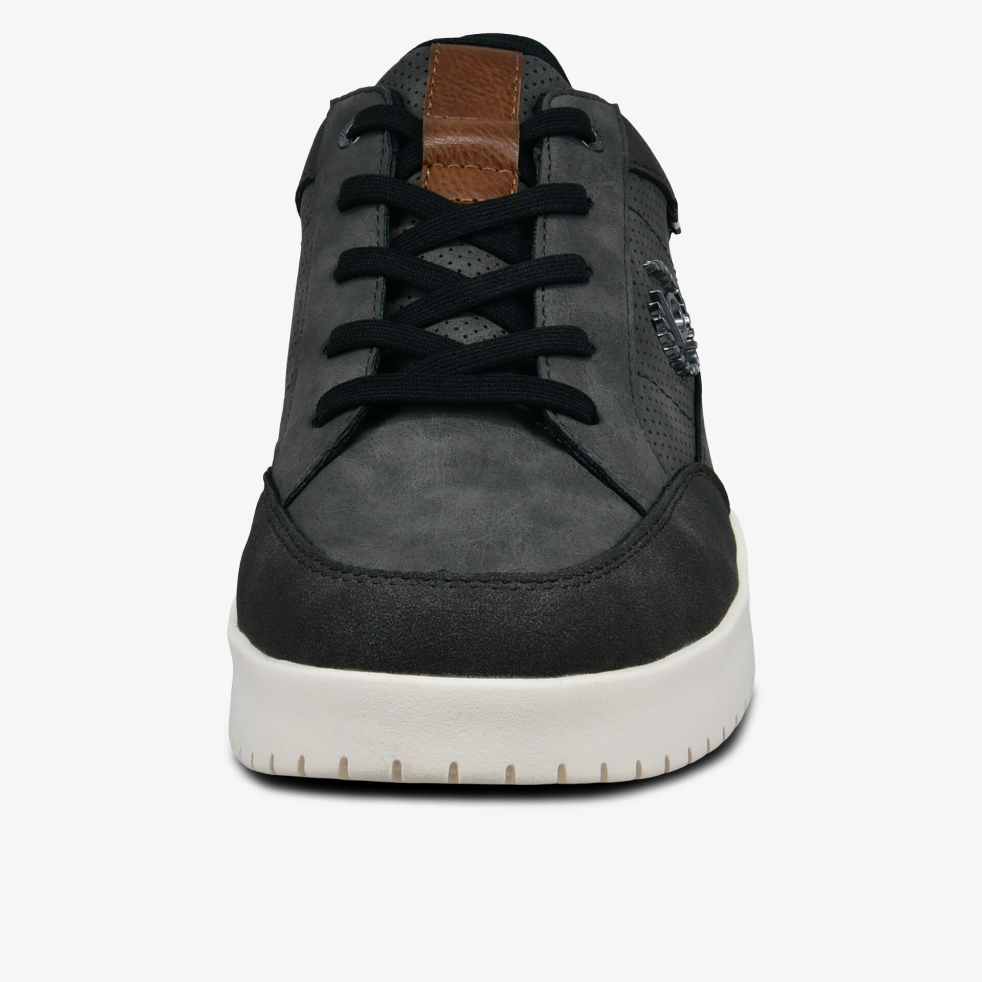 Frontansicht robuster Sneaker mit moderner Schnürung und griffiger weißer Sohle