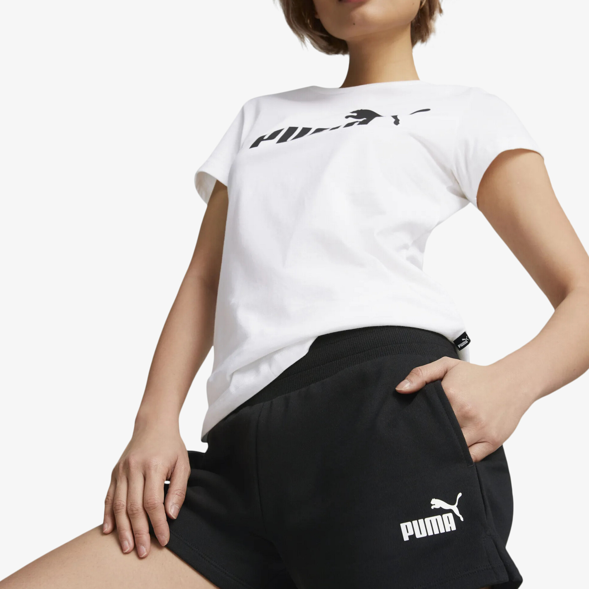 Sportliches schwarzes Puma Outfit mit weißem Logo, bequemes und stylisches Design für vielseitige Aktivitäten