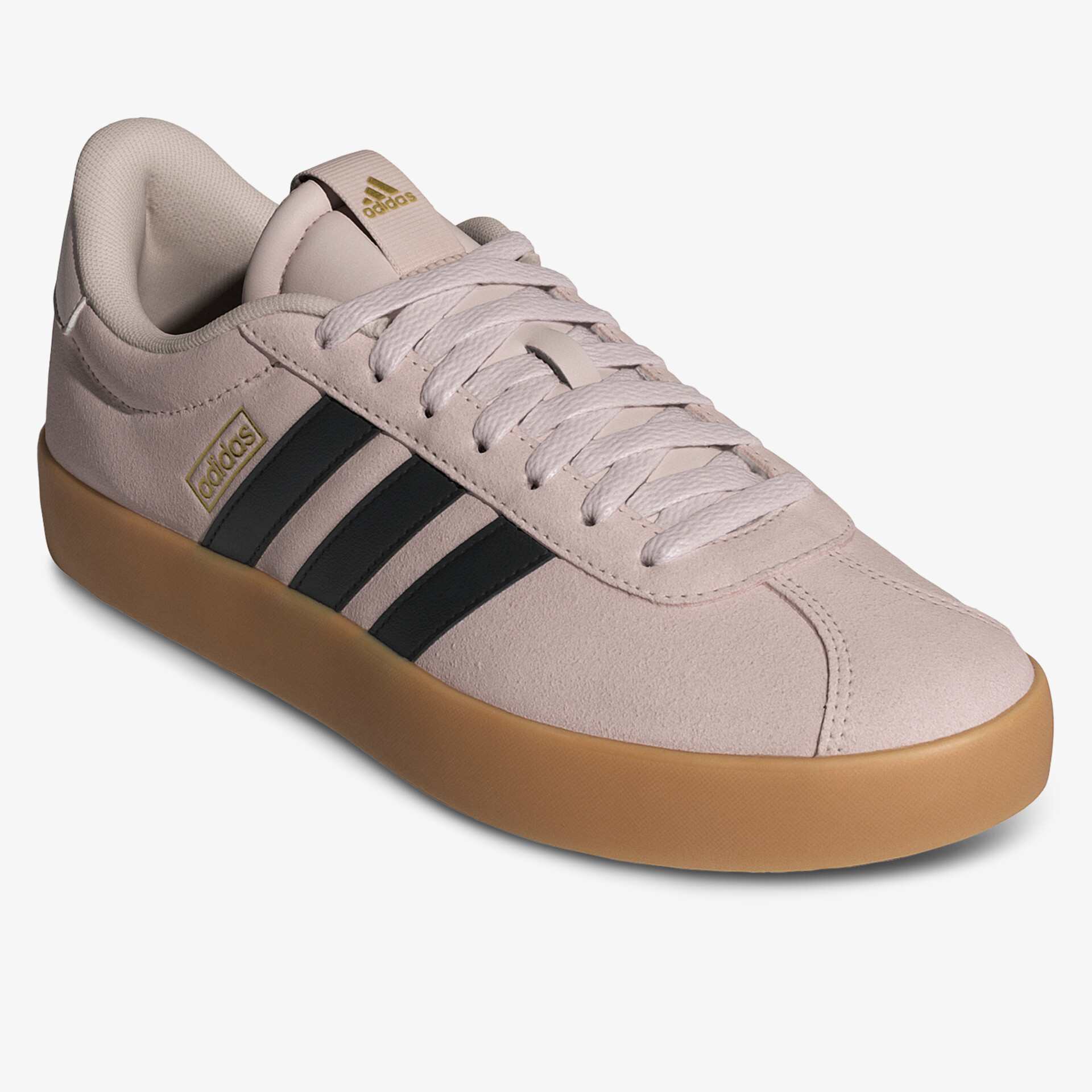 Schräg vorne aufgenommener Sneaker mit schwarzem Streifen und brauner Gummisohle in modernem Stil