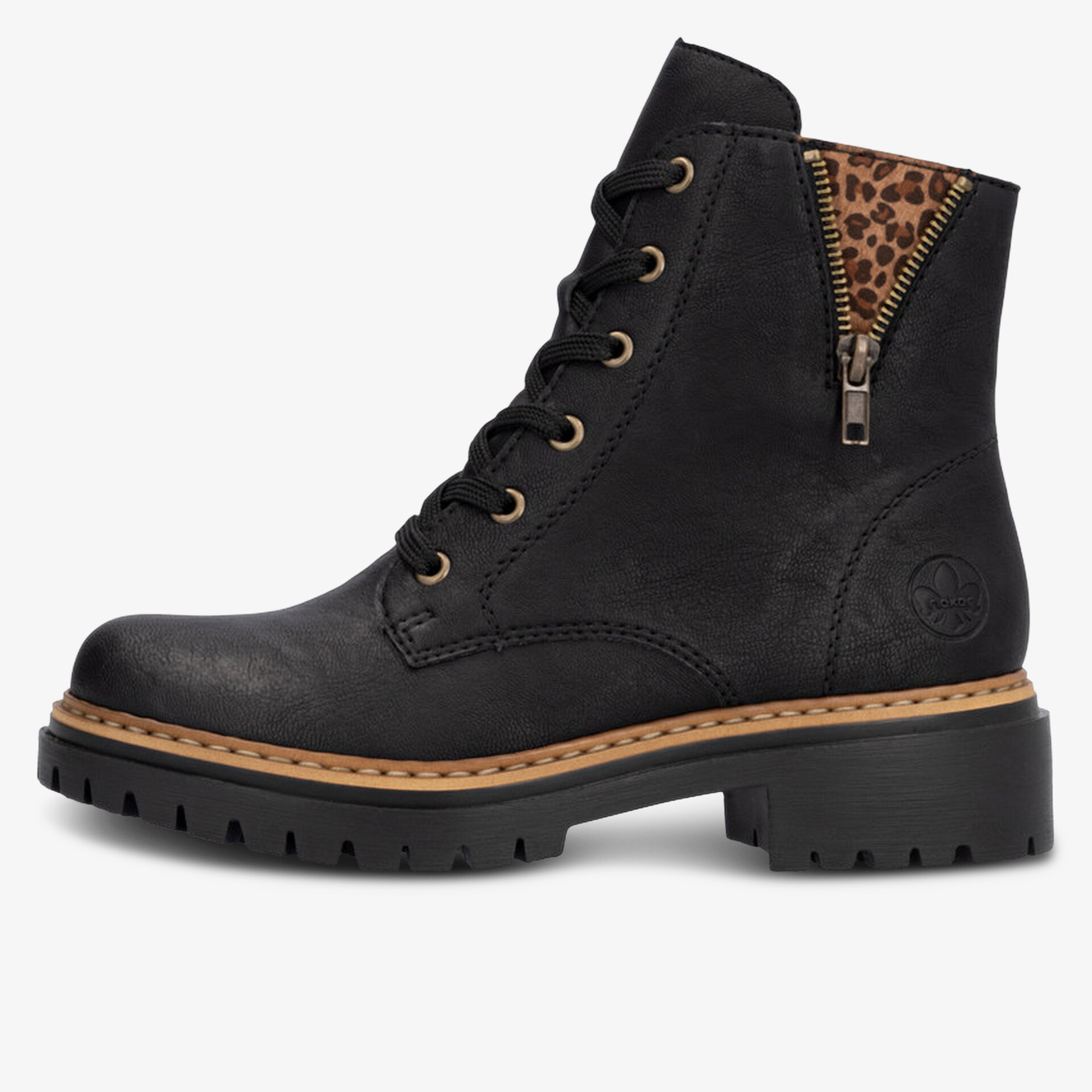 Schwarzer robuster Schnürstiefel mit seitlichem Reißverschluss und markanter Profilsohle in klarer Seitenansicht