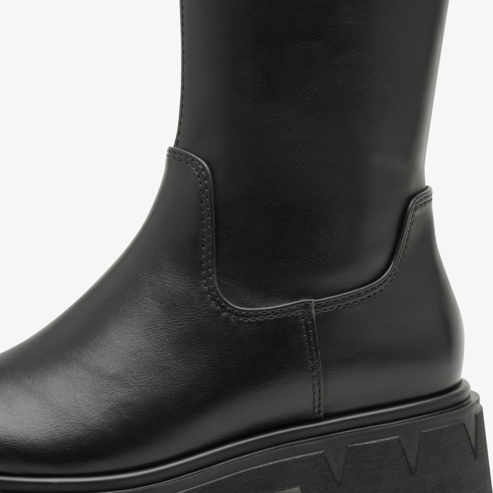 schwarzer robuster Stiefel aus hochwertigem Leder mit glatter Oberfläche und stabiler Sohle im Detail