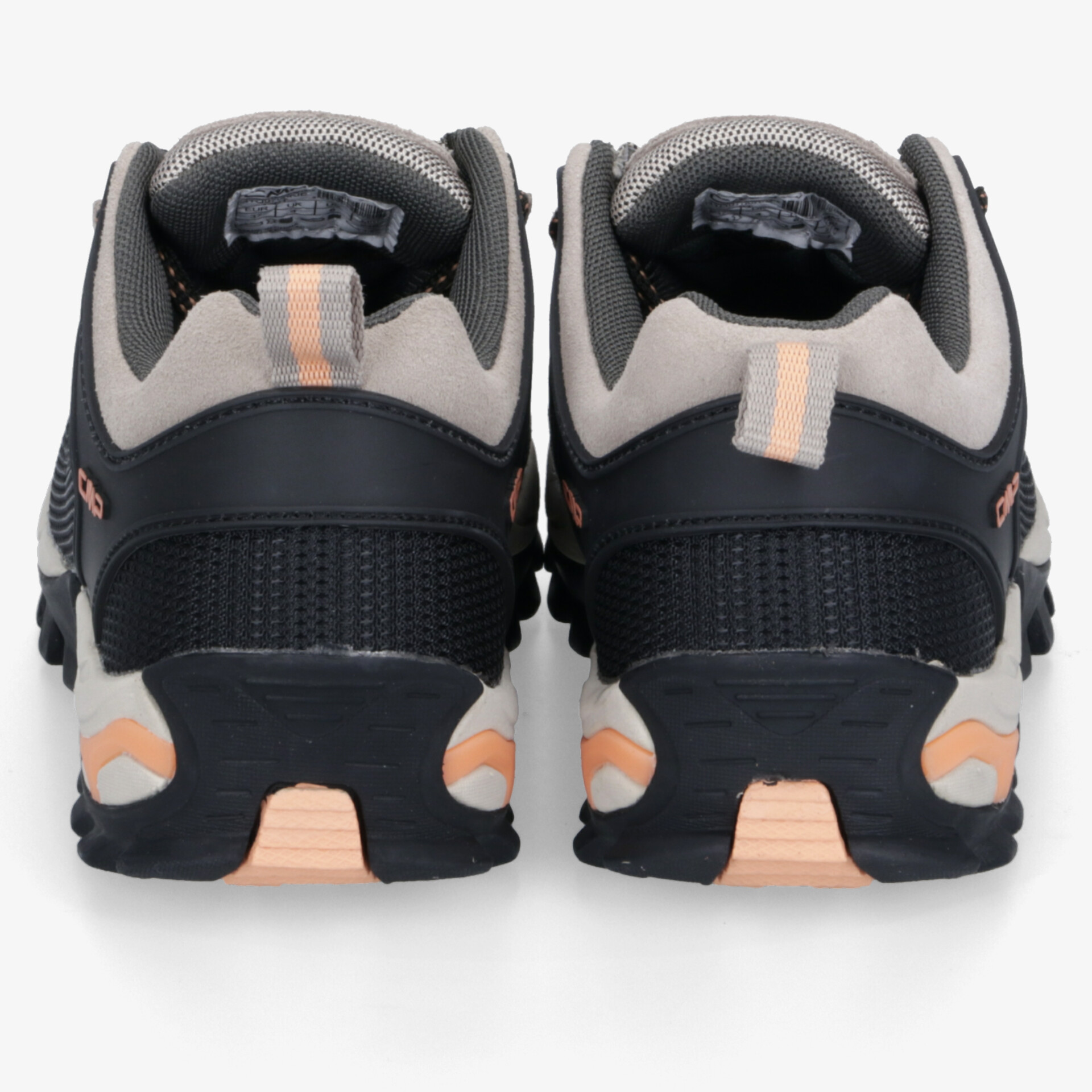 Paar Sportschuhe in Schwarz und Beige mit orangen Akzenten. Robustes Design für optimalen Halt.