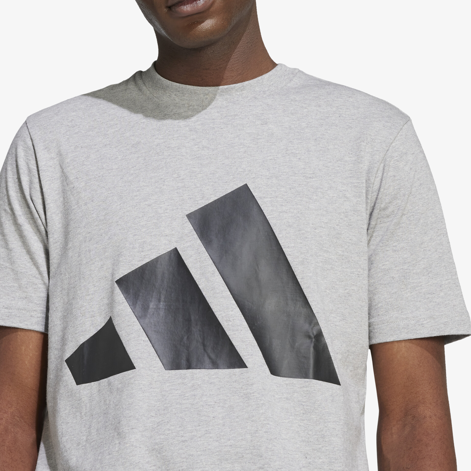 Graues T-Shirt mit großem schwarzen Logo, bequemer Schnitt und sportlichem Design, ideal für Freizeit und Alltag