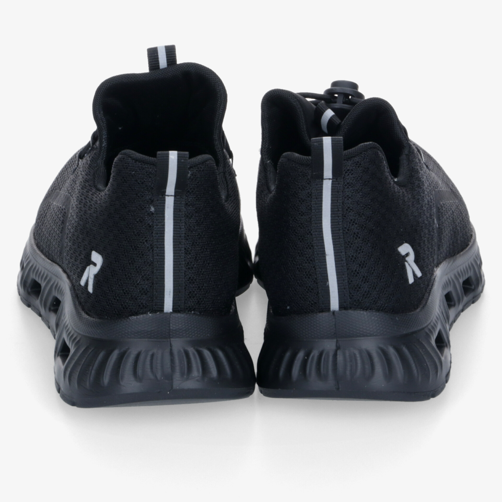 Leichter Sportschuh mit Komfortsohle und reflektierenden Details für optimalen Halt und Sichtbarkeit.