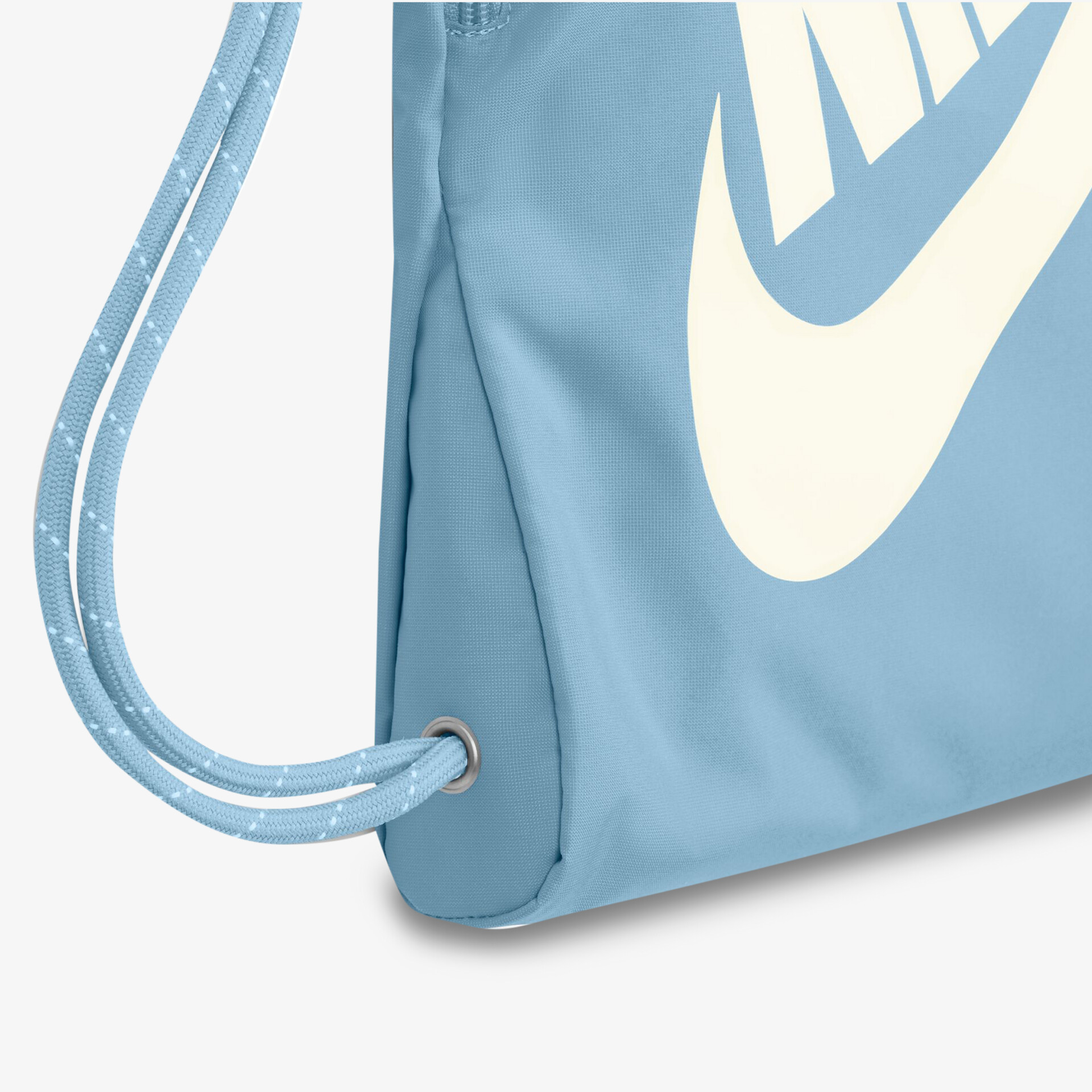 Blaue Tasche mit großem weißen Logo, sportliches Design, ideal für Freizeit und Alltag