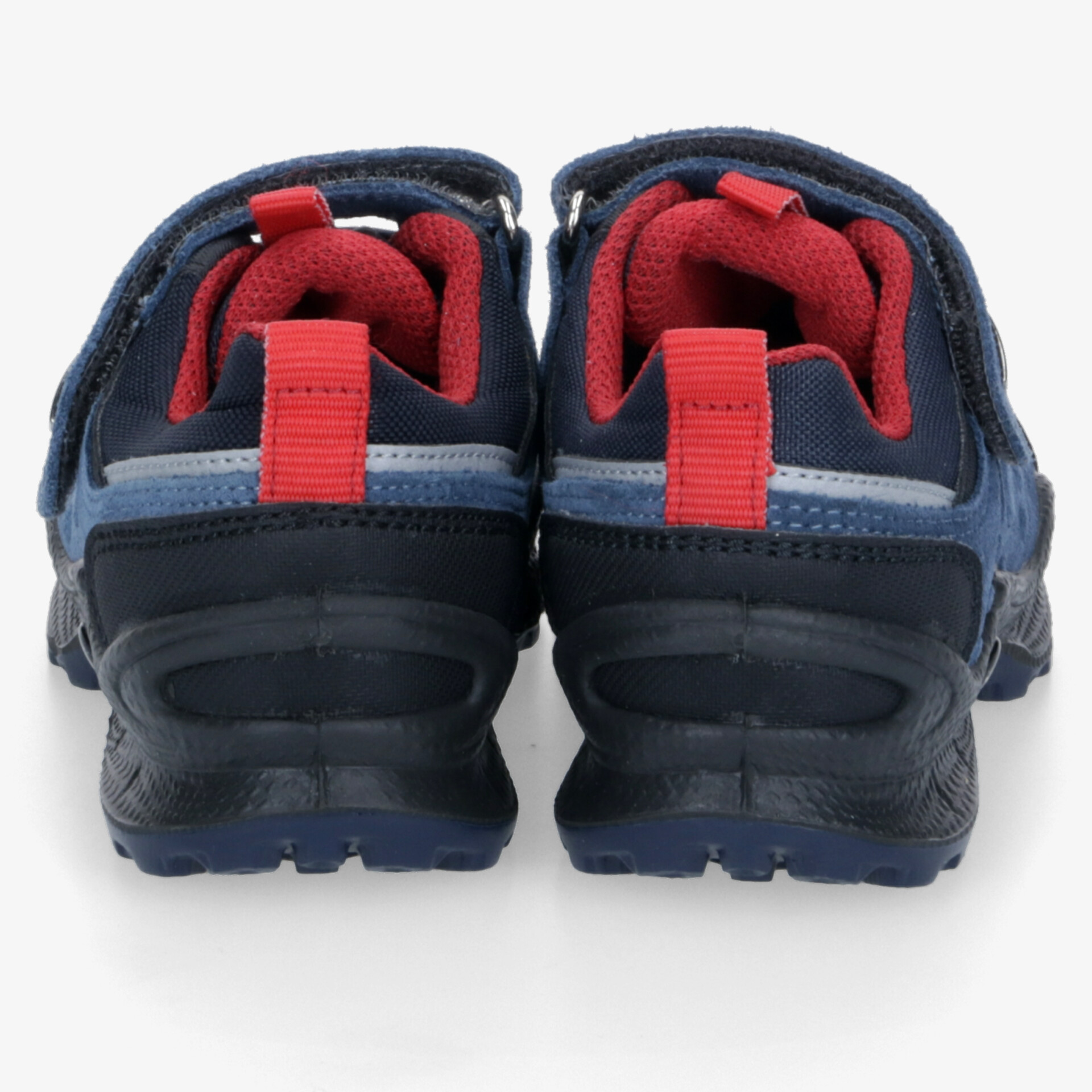 Rückansicht eines robusten blauen und roten Wanderschuhs mit stabiler, rutschfester Sohle und bequemer Polsterung