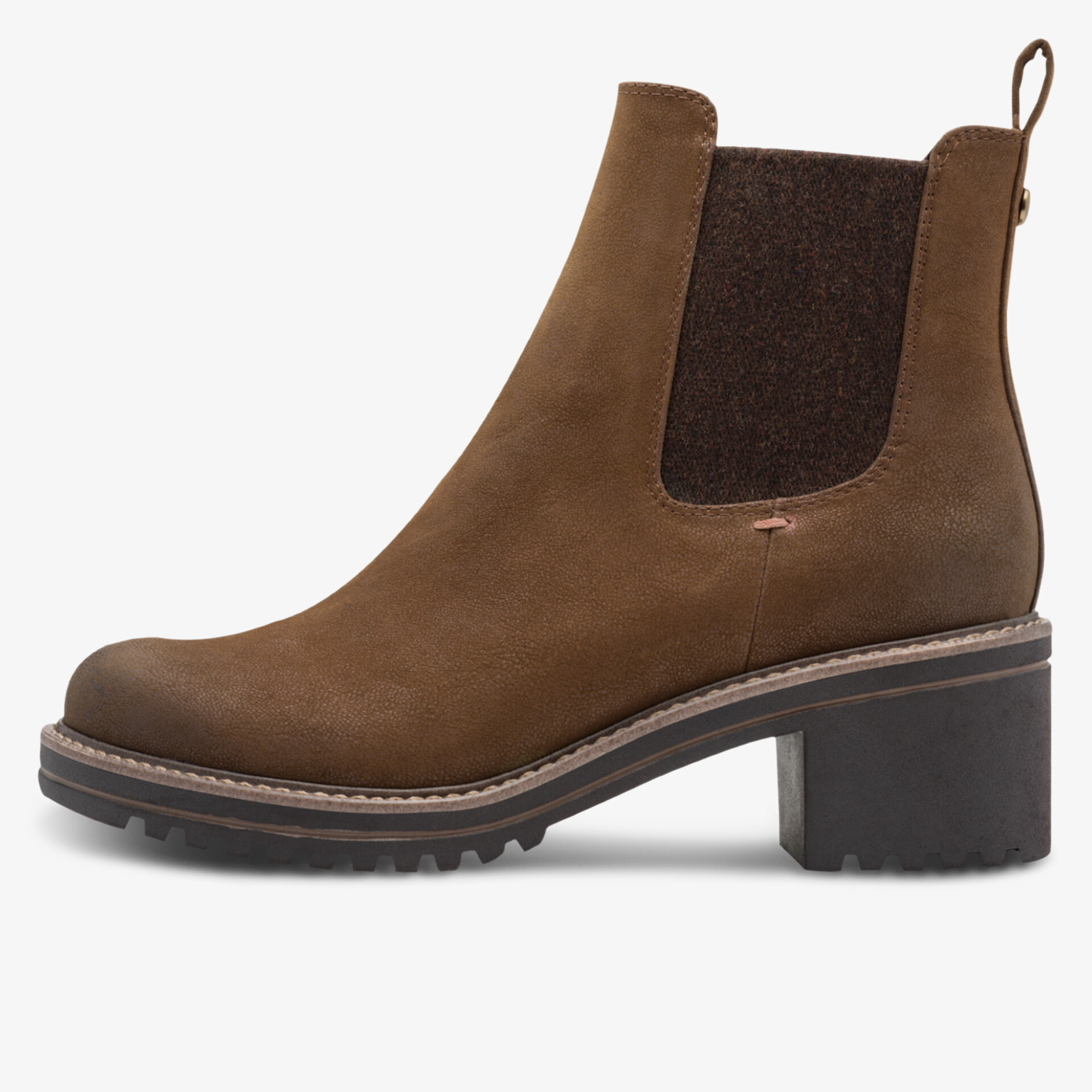 Seitliche Ansicht eines braunen Chelsea Boots mit mittelhohem Blockabsatz und elastischem Seitenteil, robust und elegant