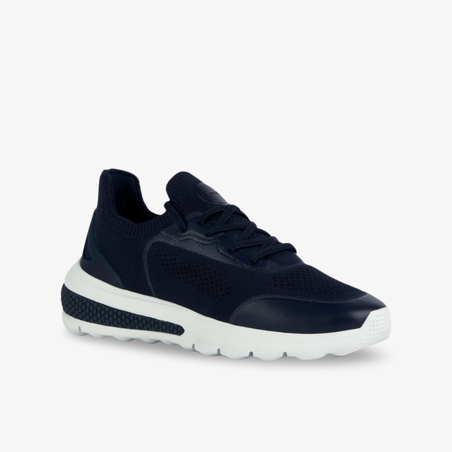 Elegante Sneakers in dunklem Blau mit weißer Sohle, ideal für sportlichen und lässigen Stil.