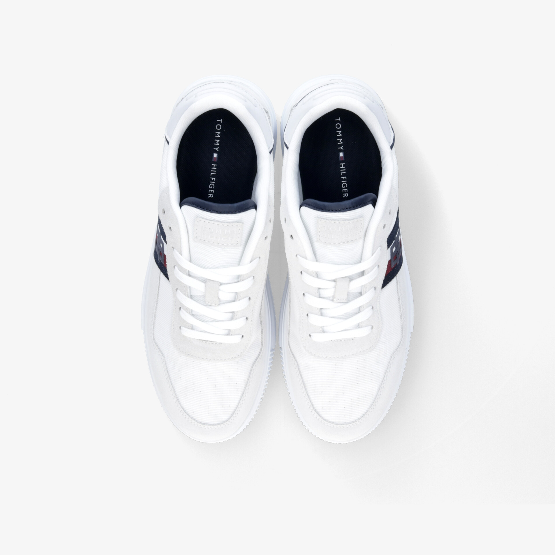 Weiße sportliche Sneaker mit blauen Akzenten und Schnürsenkeln, modisch und bequem, von oben betrachtet.