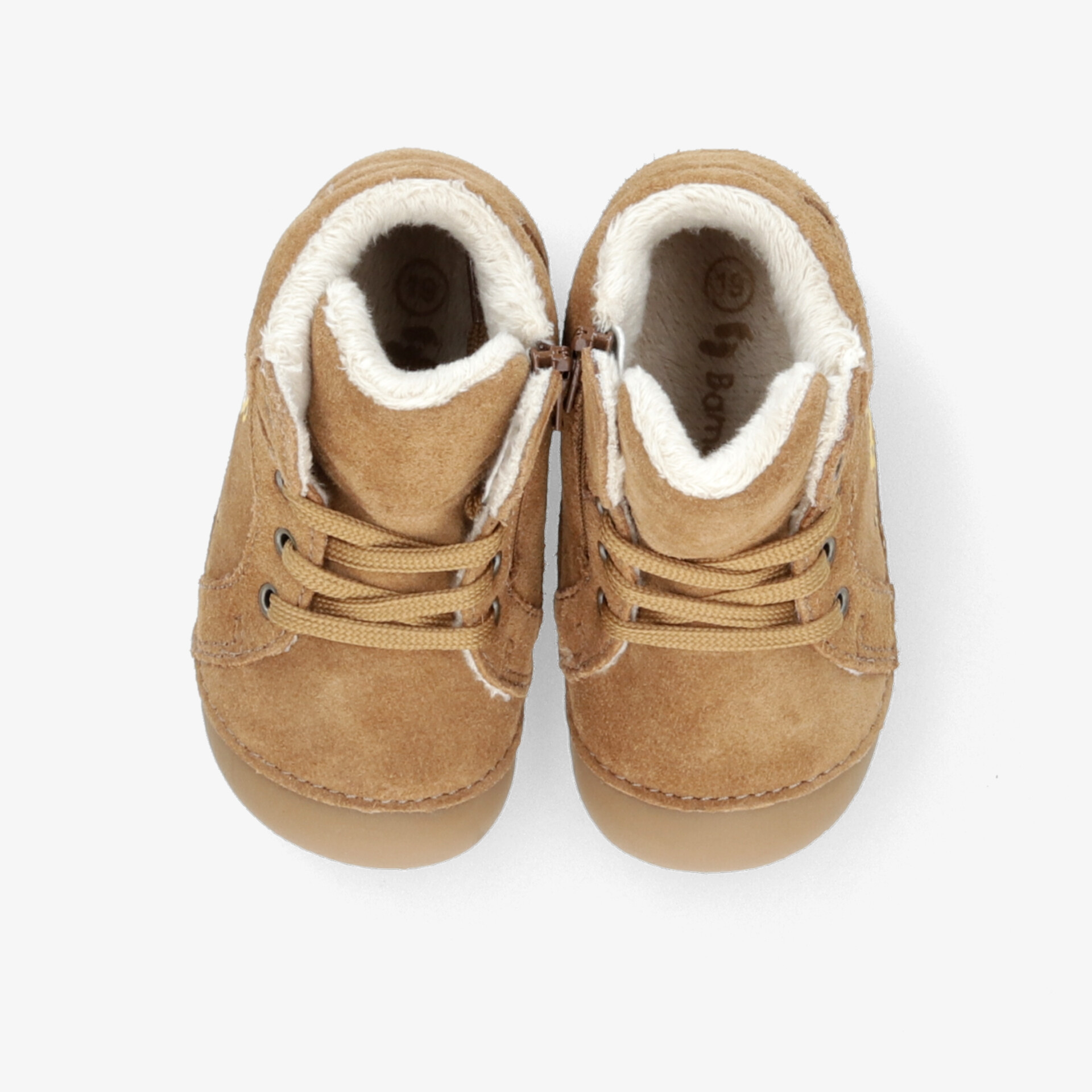 Warme braune Kinderschuhe mit weichem Fellfutter und stabilen Schnürsenkeln, ideal für kalte Tage