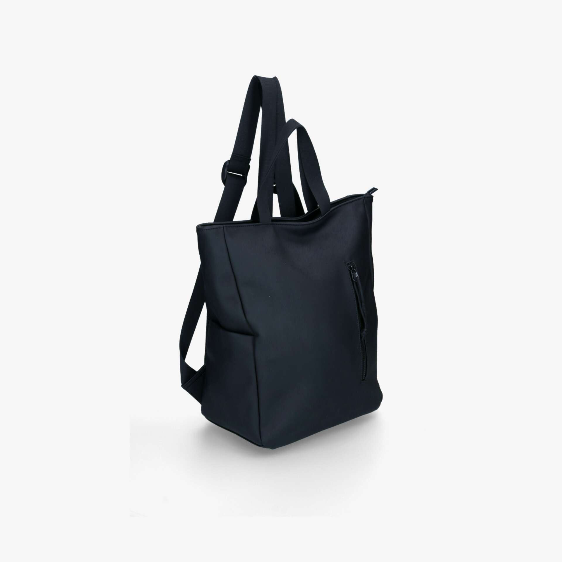 Moderner schwarzer Rucksack mit verstellbaren Schulterriemen und praktischer Seitentasche schräg von hinten aufgenommen