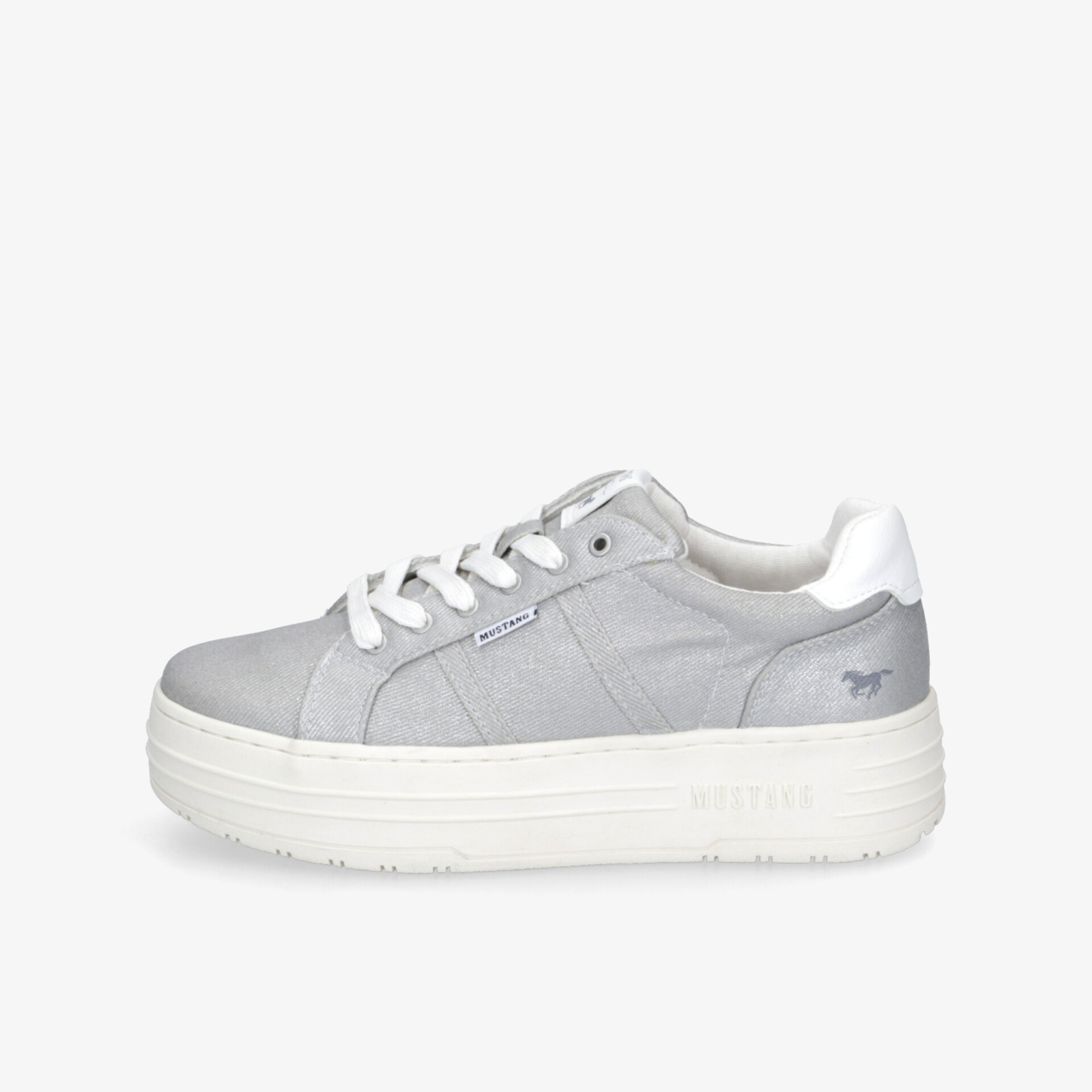 Seitliche Ansicht eines grauen Sneakers mit dicker Plateau-Sohle für hohen Tragekomfort und sportlichen Stil