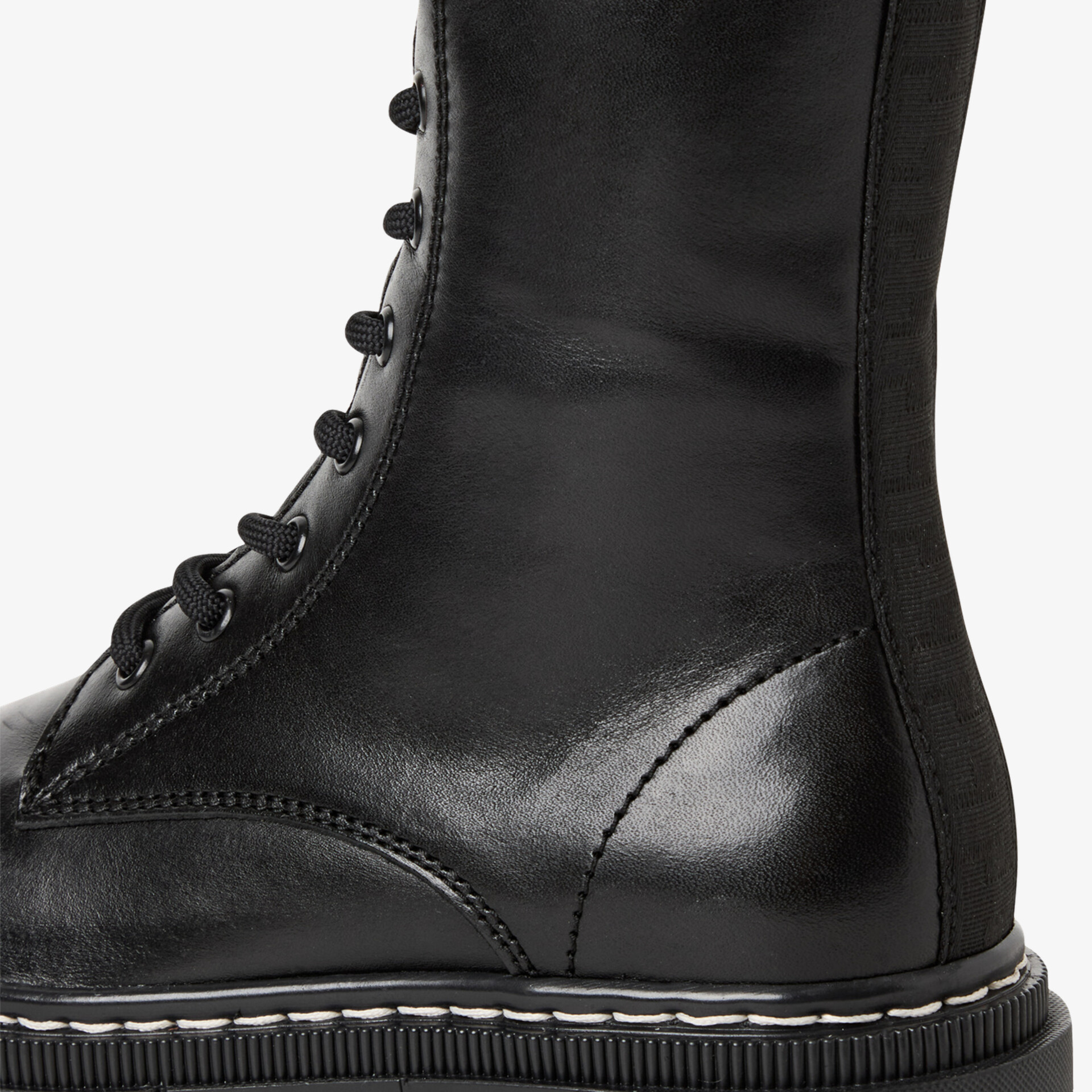 Glänzender schwarzer Schnürstiefel aus Leder mit robuster Sohle, modisch und bequem