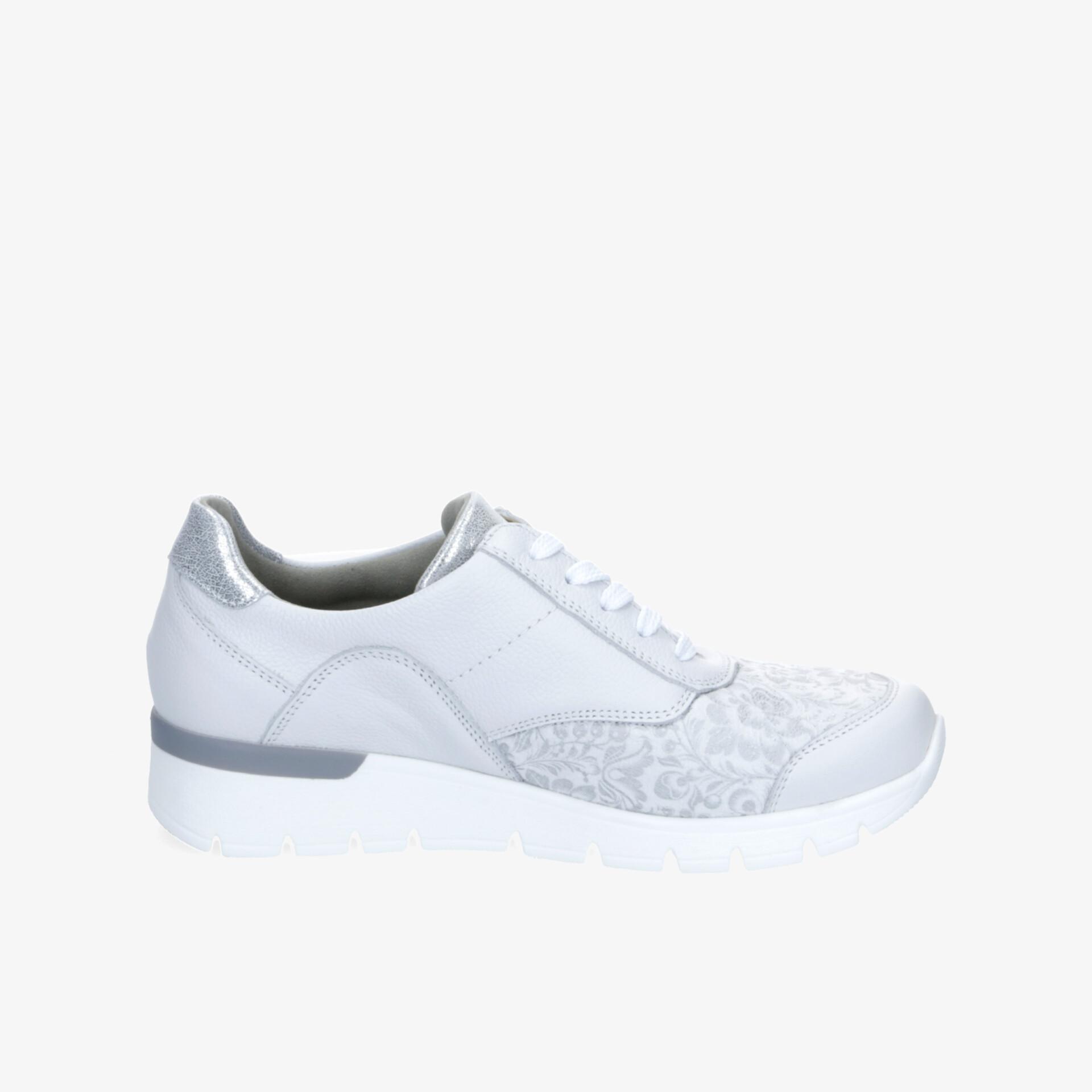 Moderner weißer Sneaker mit atmungsaktivem Material und flexibler Sohle für optimalen Tragekomfort seitlich gezeigt