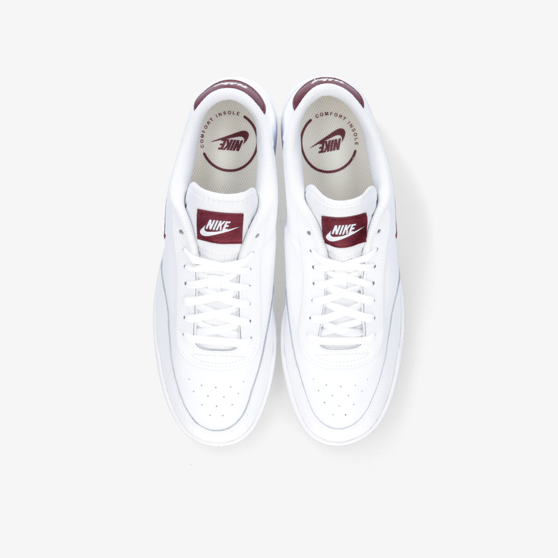 Weiße Nike Air Force Sneaker im Paar von oben mit klassischem Design und bequemen Schnürsenkeln