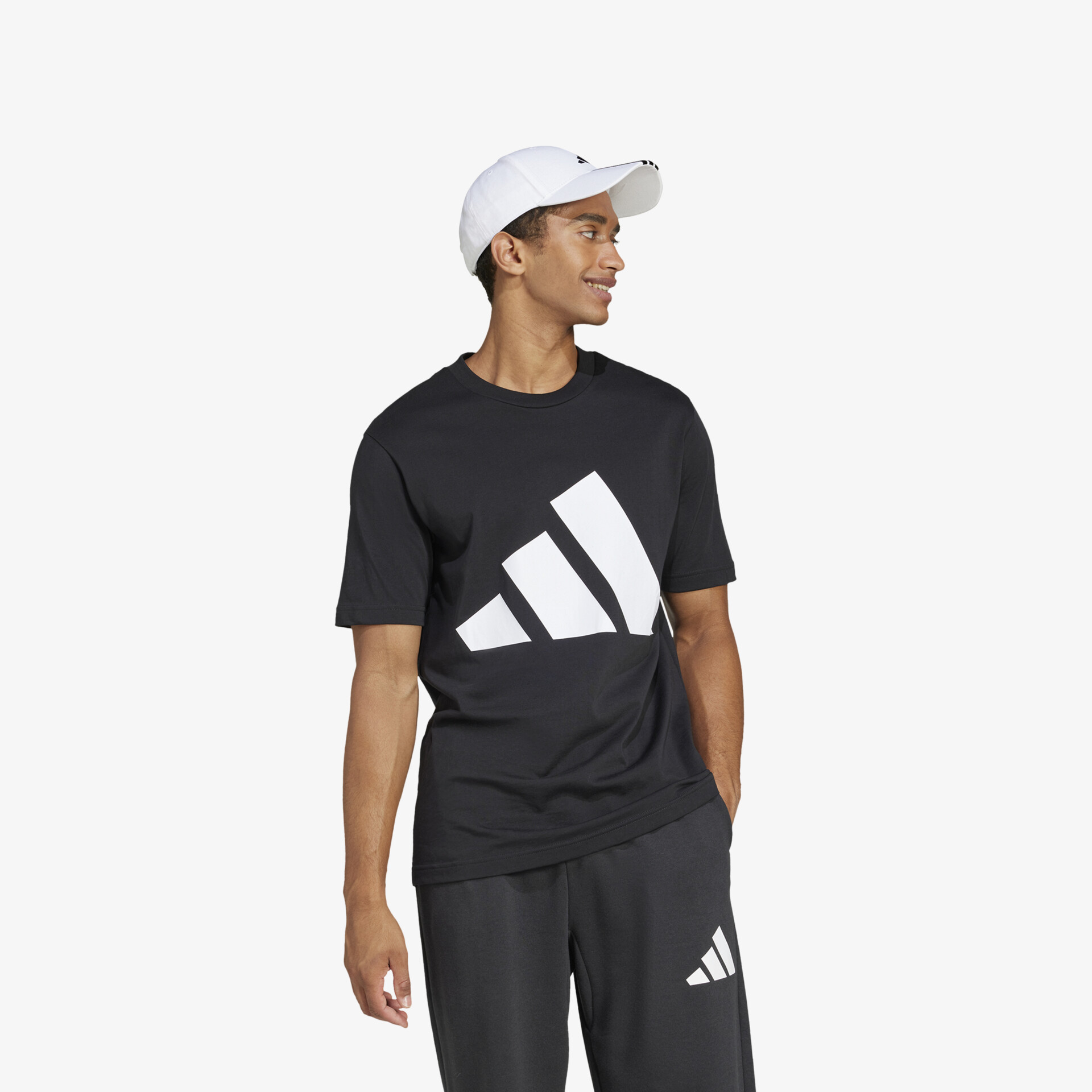 Leichtes und atmungsaktives schwarzes T-Shirt mit großem weißem Logo in schräger Vorderansicht getragen