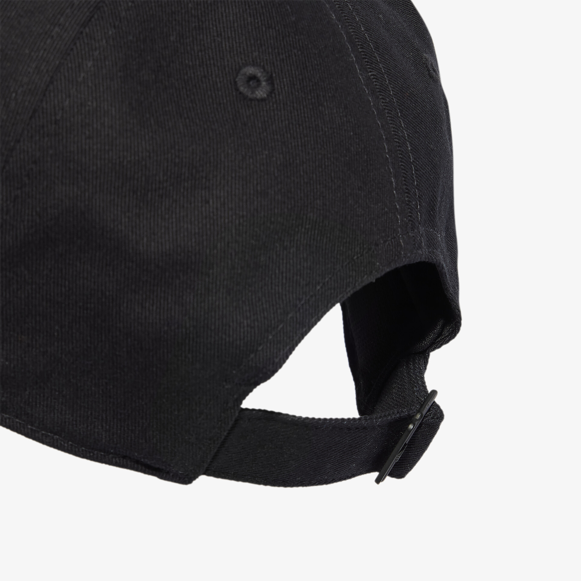 Schwarze Kappe mit verstellbarem Riemen, ideal für jeden Anlass. Stilvolles Accessoire für Freizeit und Sport.