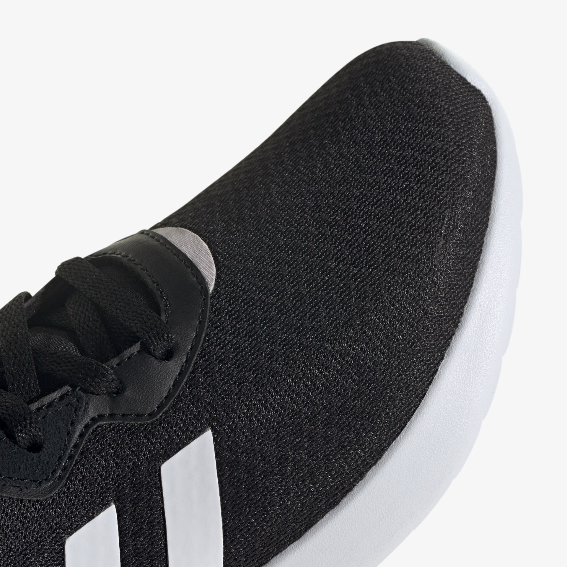 Schwarzer Turnschuh mit weißer Sohle und klassischen Streifen, ideal für Sport und Freizeit.