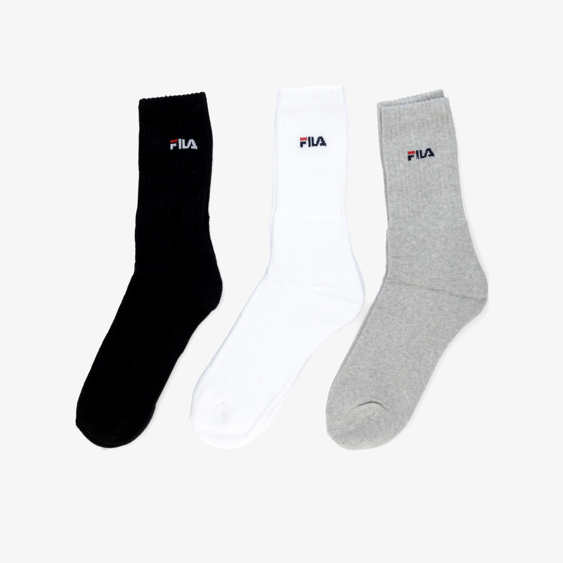 Dreierpack bequemer Fila Socken in Schwarz, Weiß und Grau mit klar sichtbarem Logo für vielseitigen Tragekomfort