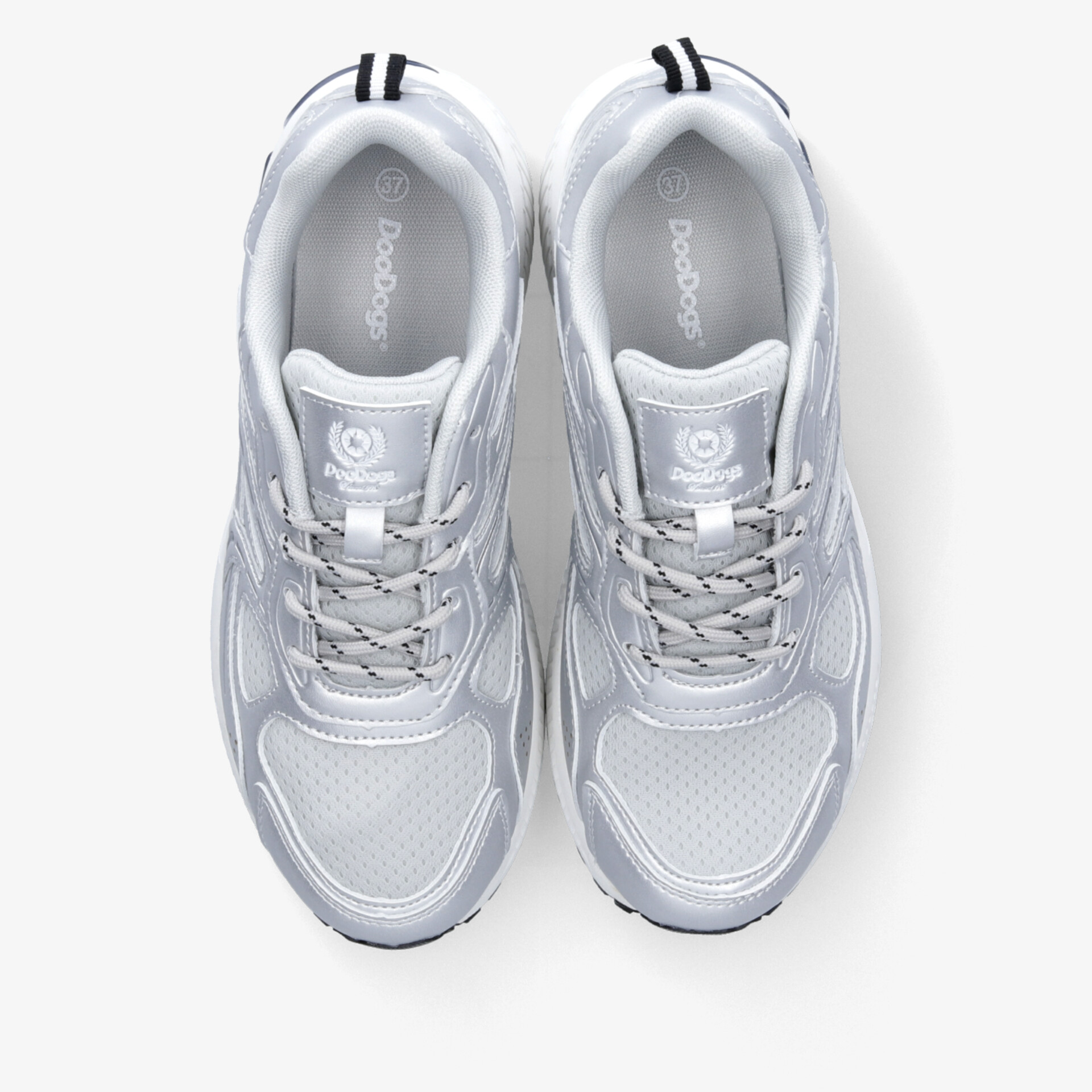 Weißes sportliches Schuhpaar mit atmungsaktiver Oberfläche und gepolsterter Innensohle für optimalen Komfort