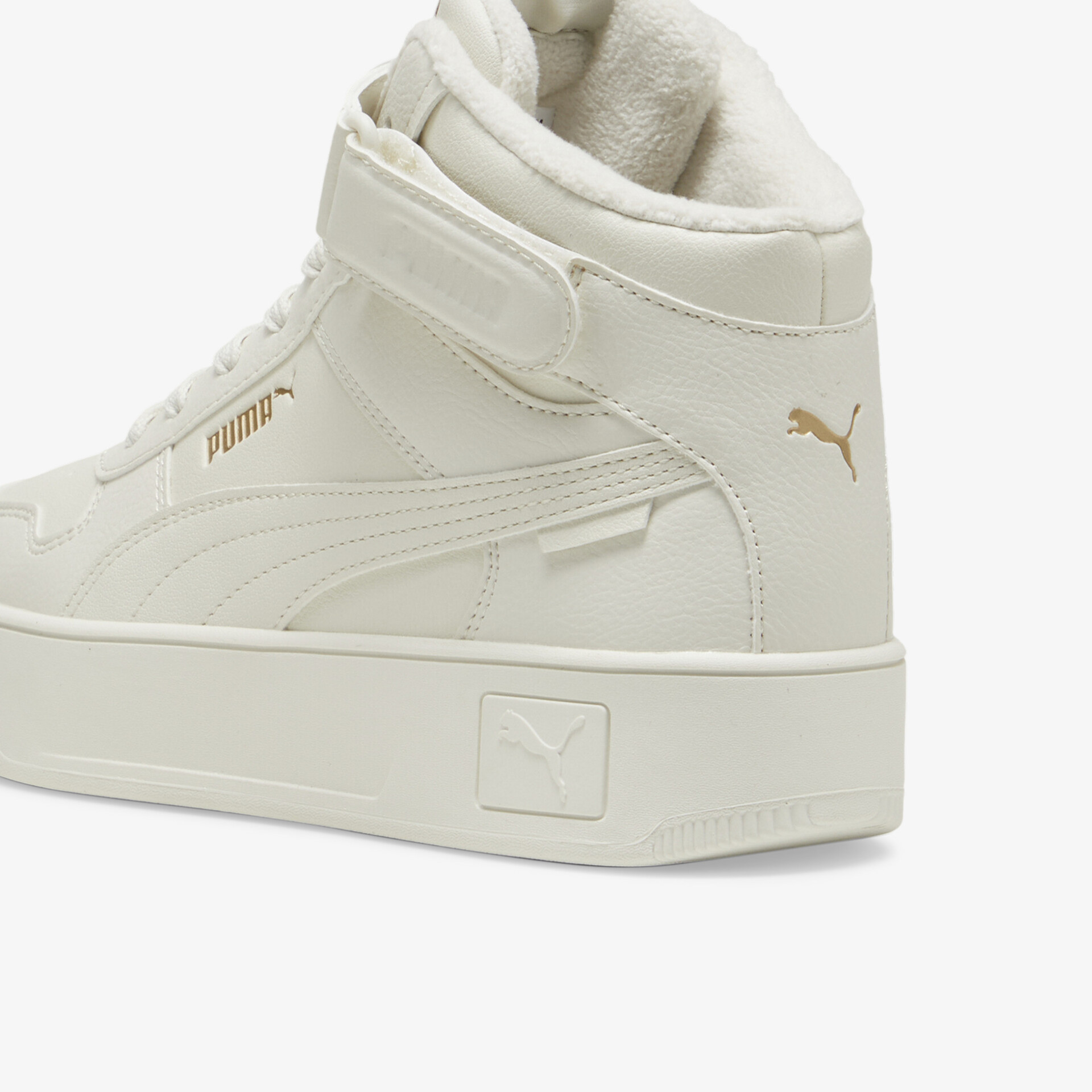 Detailaufnahme eines robusten und komfortablen Sneakers mit weicher Polsterung und elastischem Klettverschluss in hellem Farbton