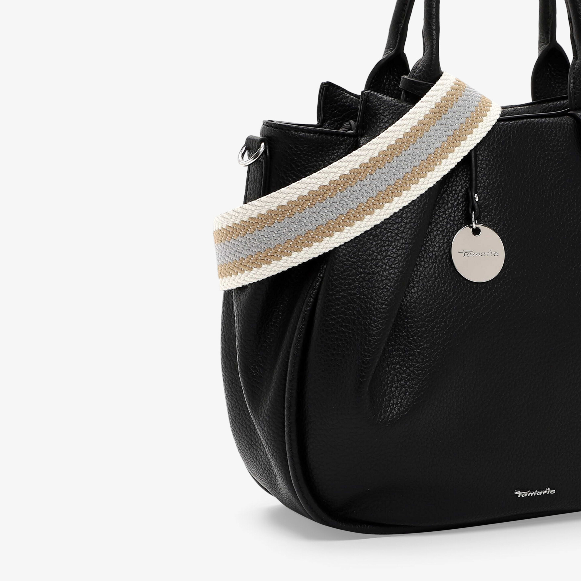 Detailaufnahme schwarze Tasche mit strukturiertem Material, modischem gestreiftem Gurt und rundem Metallanhänger