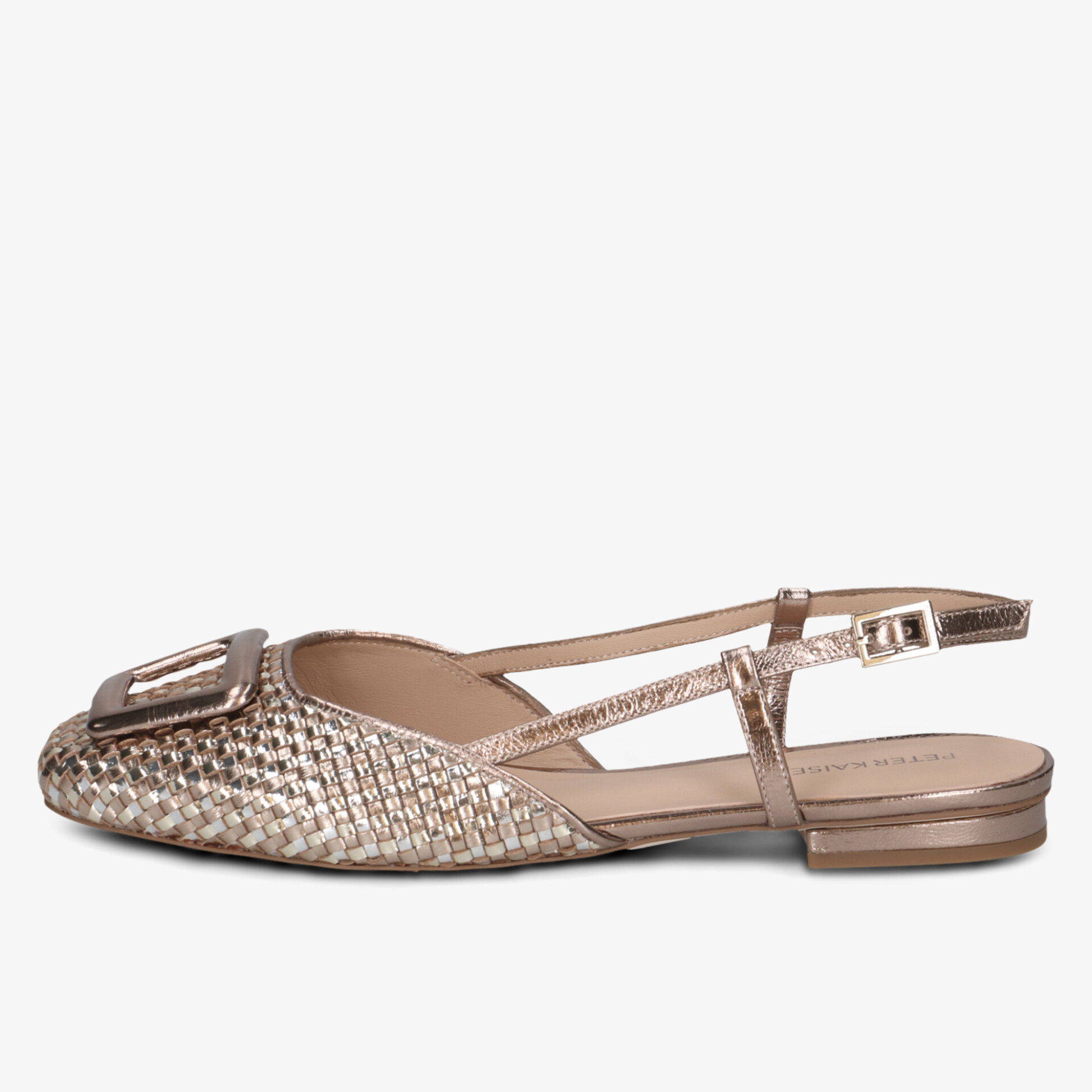 Seitliche Ansicht eines metallic geflochtenen Slingback-Schuhs mit flachem Absatz und eleganter Schnalle