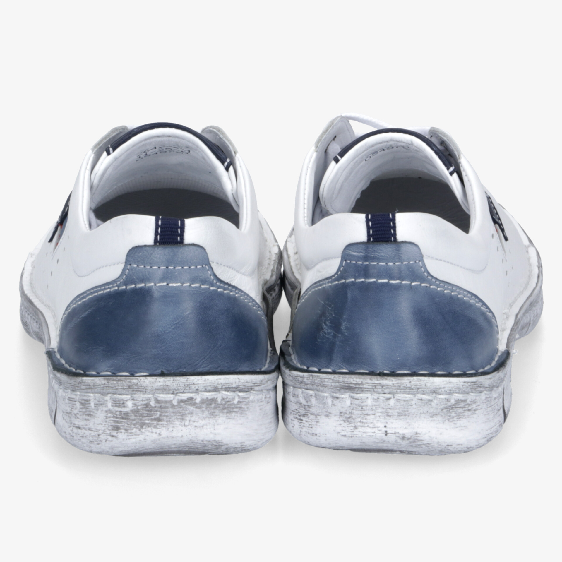 Rückansicht von robusten Sneakern in Weiß mit blauem Fersenbereich und abgenutzter Sohle