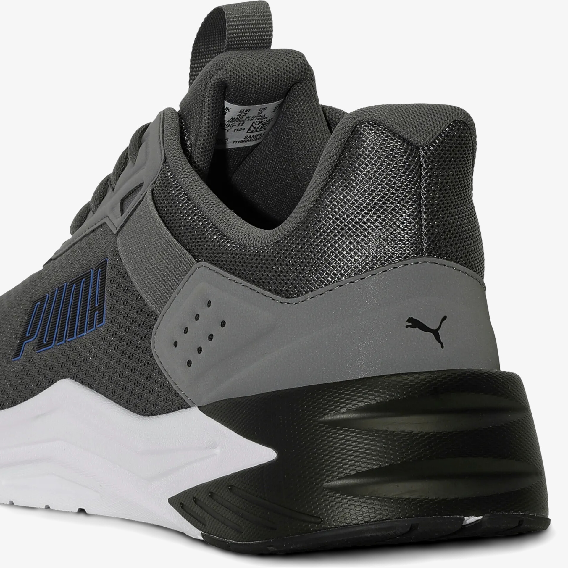 Moderne atmungsaktive sportschuh mit gepolstertem kragen und rutschfester sohle, rückansicht