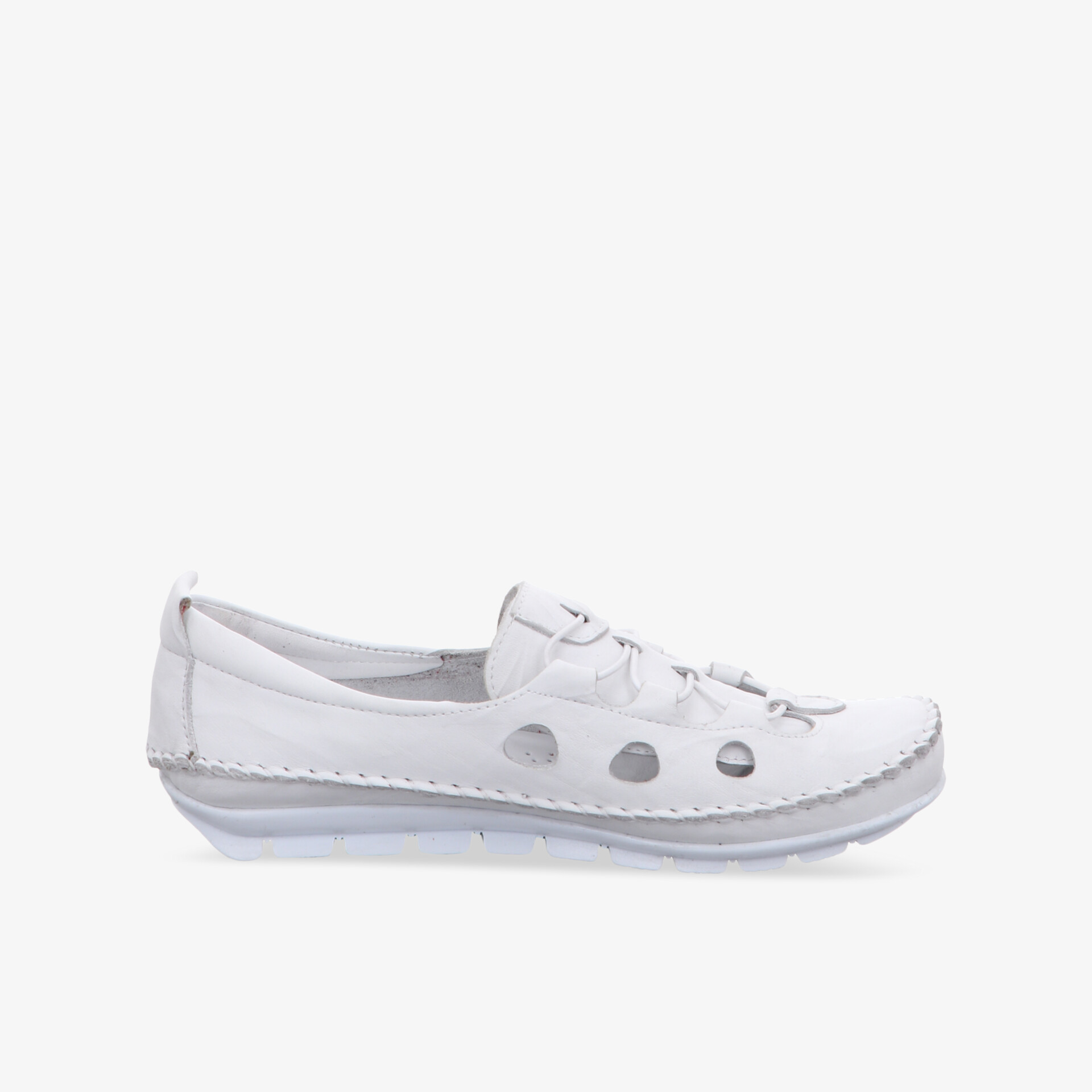 Leichter weißer Schuh mit Schnürdesign und rutschfester Sohle für komfortablen Alltagslook.