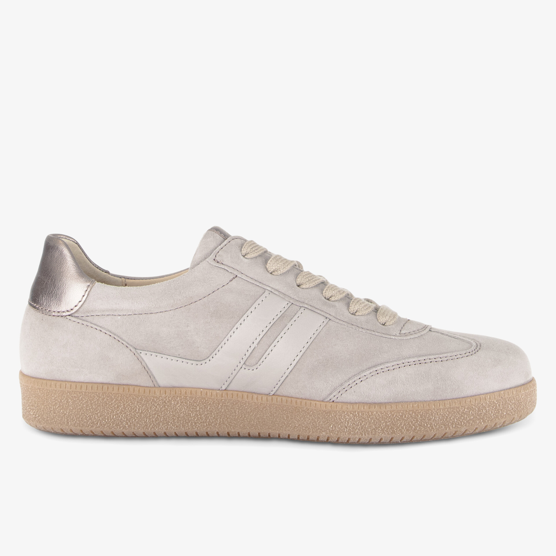 Klassischer Sneaker mit rutschfester Sohle und vielseitigem Design für optimalen Tragekomfort.