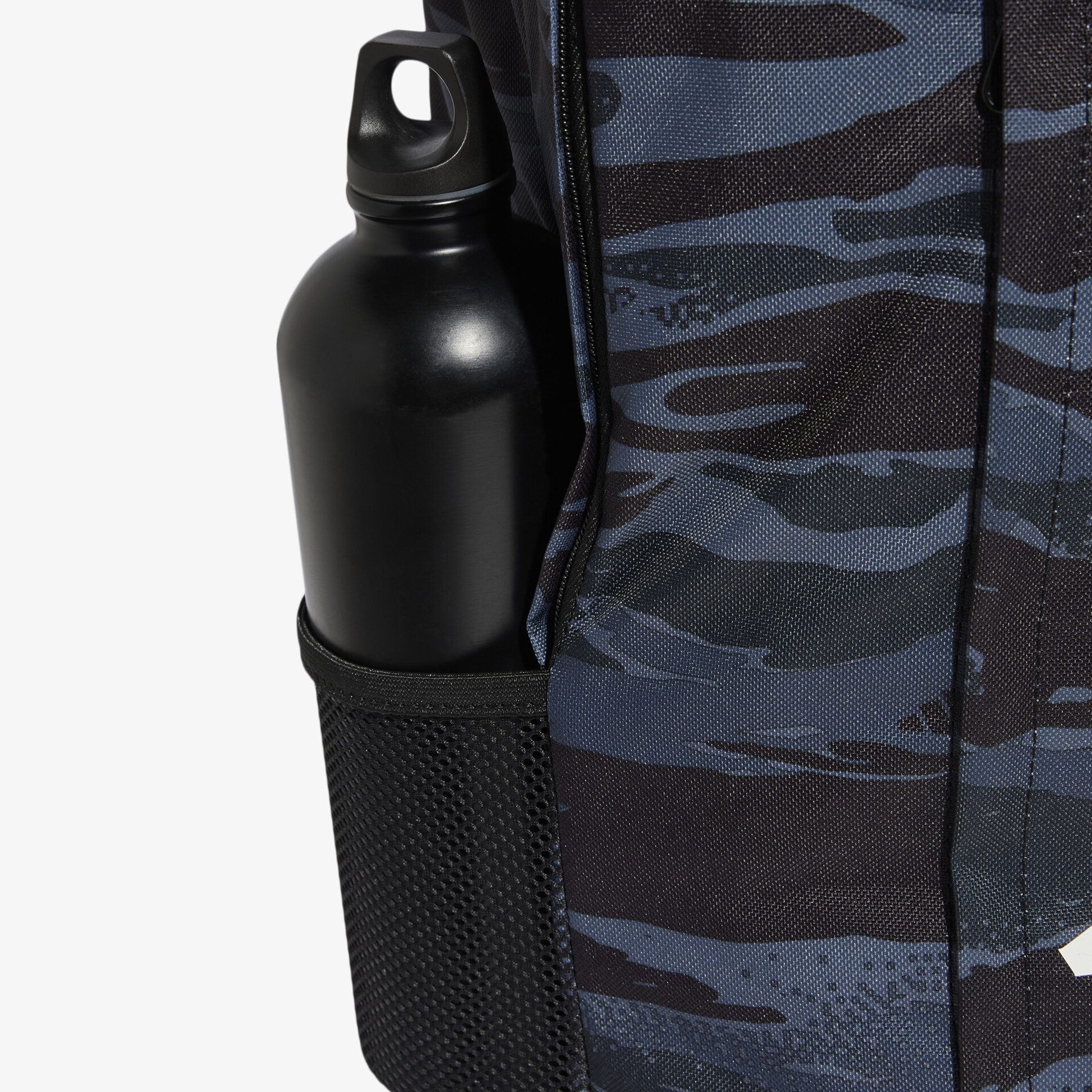 Robuste schwarze Trinkflasche in seitlicher Netztasche eines Rucksacks, leichter Zugriff und sicherer Halt