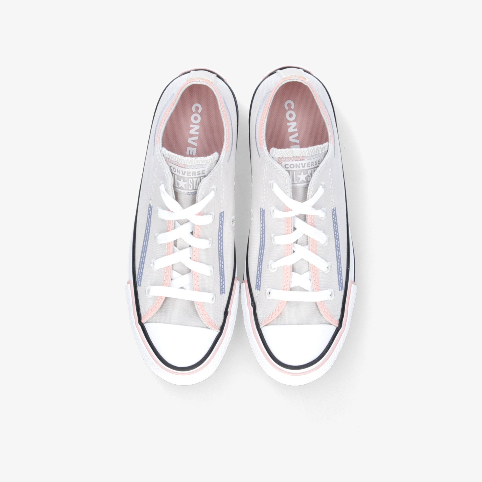 Weißes Sneaker-Paar mit klassischem Design, bequemen Schnürsenkeln und robuster Gummisohle von oben abgebildet