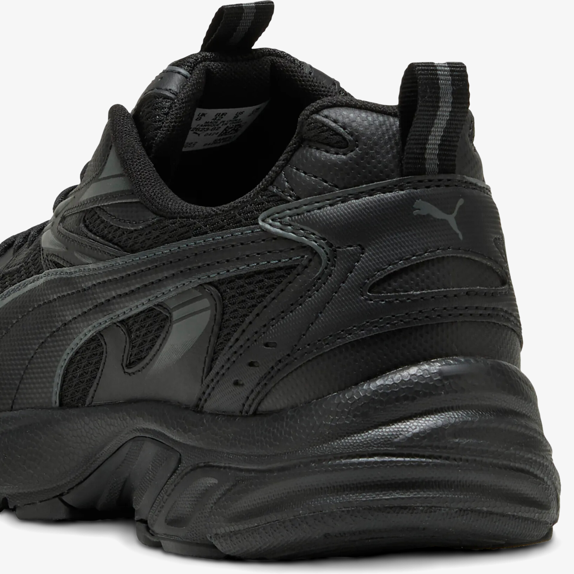 Schwarzer sportlicher Schuh mit robustem Material und gepolsterter Ferse für hohen Tragekomfort