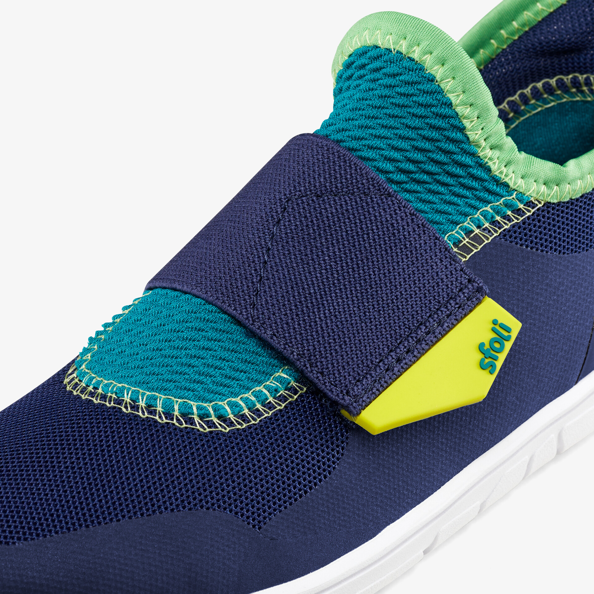 Detailansicht eines sportlichen Schuhs mit elastischem Riemen, atmungsaktivem Material und bequemer Passform