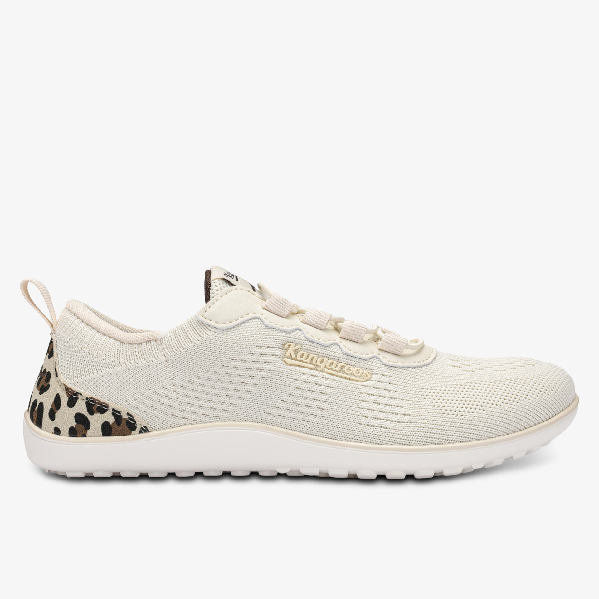 Leichter Sportschuh in Seitenansicht mit atmungsaktivem Material und stylischem Leopardenmuster am Fersenbereich